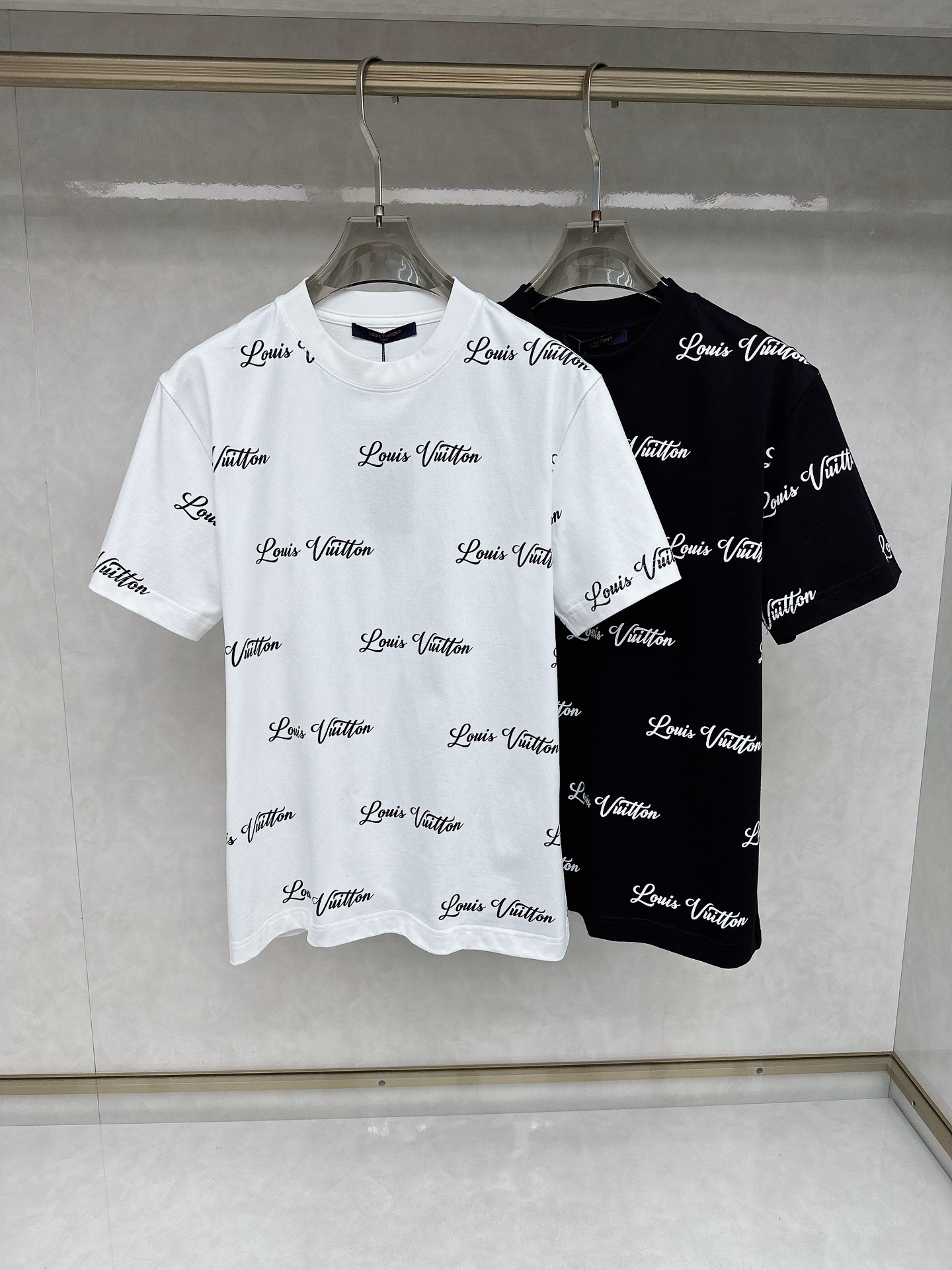 NO:152765,LV Early Spring New Men's and Women's Same Short-sleeved T-shirt,!  Customized exclusive pure cotton fabric, customized original craft threads, and chest heavy-work letter logo craft design!  Simple and generous, calm and versatile, extremely high-end, perfectly integrated with fashion and style, a top fashionable style that perfectly suits the outside wear!  The overall feeling is natural!  The ultimate classic versatile short-sleeved T-shirt is designed with the latest three-dimensional letter logo pattern elements!  The ultimate perfection of heavy industry!  Fans who pursue high quality are please buy them by themselves, and all fans who know the goods are invited to appreciate this model together!  !  Size S-2XL S S S Shoulder Width 46 Bust 102 Clothes 66 Sleeve length 22 M Sleeve width 47 Bust 106 Clothes 67 Sleeve length 23 L Sleeve width 48 Bust 110 Clothes 68 Sleeve length 24 XL Sleeve width 49 Bust 114 Clothes 69 Sleeve length 25 2XL Sleeve width 50 Bust 116 Clothes 70 Sleeve length 26,,louis vuitton,T-shirt,tees,t-shirt,alexander wang19860909LV 早春新款男女同款短袖T恤,！定制专属纯棉面料,定制原版工艺螺纹,胸前重工字母logo工艺设计！简约大方,从容百搭,档次极高,完美融入时尚还有风情感一款完美符合外穿的顶尖时髦气质款！整体给人浑然天成的感觉！极致经典的百搭型短袖T恤,采用最新的立体字母logo图案元素设计！极致的重工极致的完美！追求高品质的粉丝们请自行抢购,诚邀所有识货的粉丝一同鉴赏此款！！ 尺码S-2XL S码肩宽46 胸围102 衣长66 袖长22 M码肩宽47 胸围106 衣长67 袖长23 L码肩宽48 胸围110 衣长68 袖长24 XL码肩宽49 胸围114 衣长69 袖长25 2XL码肩宽50 胸围116 衣长70 袖长26,,louis vuitton,T-shirt,tees，t-shirt,alexander wang,Men's clothing