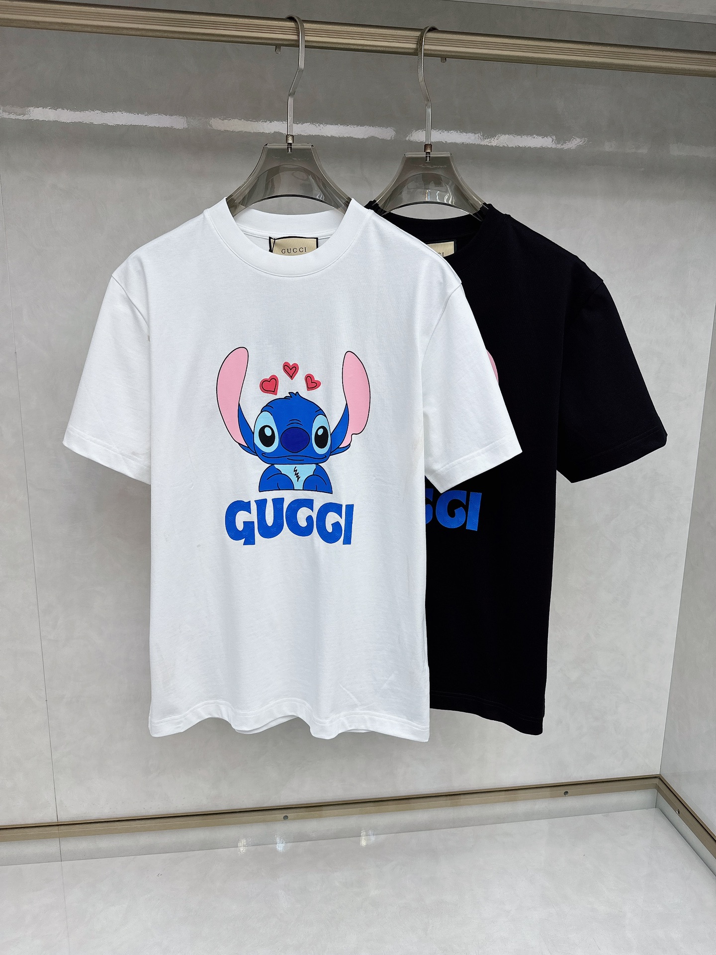 NO:152770,Guqi, the new short-sleeved T-shirt for men and women in the early spring,!  Customized exclusive pure cotton fabric, customized original craft threads, and chest heavy-work letter logo craft design!  Simple and generous, calm and versatile, extremely high-end, perfectly integrated with fashion and style, a top fashionable style that perfectly suits the outside wear!  The overall feeling is natural!  The ultimate classic versatile short-sleeved T-shirt is designed with the latest three-dimensional letter logo pattern elements!  The ultimate perfection of heavy industry!  Fans who pursue high quality are please buy them by themselves, and all fans who know the goods are invited to appreciate this model together!  !  Size S-2XL S S S Shoulder Width 46 Bust 102 Clothes 66 Sleeve length 22 M Sleeve width 47 Bust 106 Clothes 67 Sleeve length 23 L Sleeve width 48 Bust 110 Clothes 68 Sleeve length 24 XL Sleeve width 49 Bust 114 Clothes 69 Sleeve length 25 2XL Sleeve width 50 Bust 116 Clothes 70 Sleeve length 26,,T-shirt,tees,t-shirt,alexander wang19860909古奇 早春新款男女同款短袖T恤,！定制专属纯棉面料,定制原版工艺螺纹,胸前重工字母logo工艺设计！简约大方,从容百搭,档次极高,完美融入时尚还有风情感一款完美符合外穿的顶尖时髦气质款！整体给人浑然天成的感觉！极致经典的百搭型短袖T恤,采用最新的立体字母logo图案元素设计！极致的重工极致的完美！追求高品质的粉丝们请自行抢购,诚邀所有识货的粉丝一同鉴赏此款！！ 尺码S-2XL S码肩宽46 胸围102 衣长66 袖长22 M码肩宽47 胸围106 衣长67 袖长23 L码肩宽48 胸围110 衣长68 袖长24 XL码肩宽49 胸围114 衣长69 袖长25 2XL码肩宽50 胸围116 衣长70 袖长26,,T-shirt,tees，t-shirt,alexander wang,Men's clothing