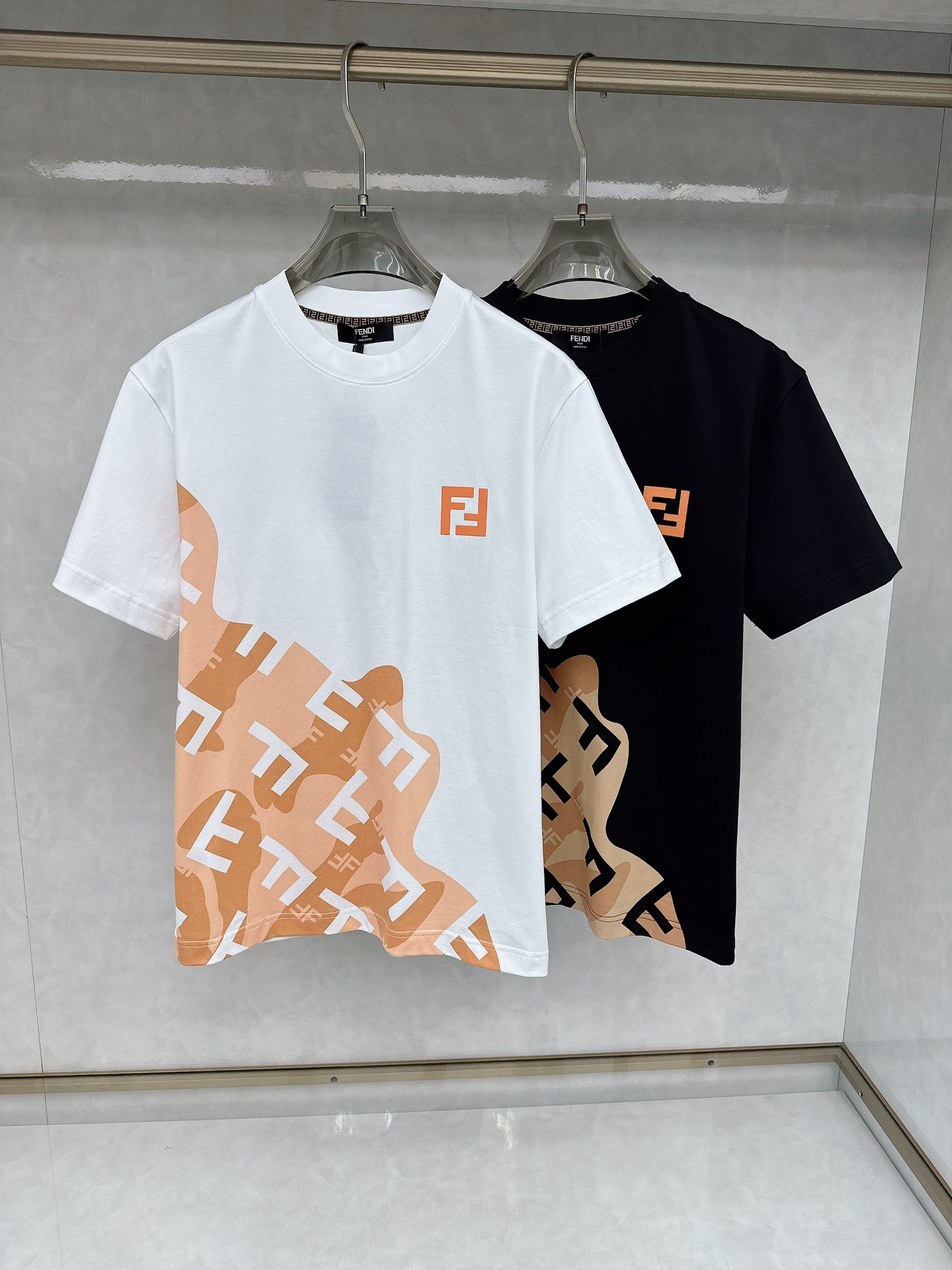 NO:152775,Fendi Early Spring New Men's and Women's Same Short-sleeved T-shirt,!  Customized exclusive pure cotton fabric, customized original craft threads, and chest heavy-work letter logo craft design!  Simple and generous, calm and versatile, extremely high-end, perfectly integrated with fashion and style, a top fashionable style that perfectly suits the outside wear!  The overall feeling is natural!  The ultimate classic versatile short-sleeved T-shirt is designed with the latest three-dimensional letter logo pattern elements!  The ultimate perfection of heavy industry!  Fans who pursue high quality are please buy them by themselves, and all fans who know the goods are invited to appreciate this model together!  !  Size S-2XL S S S Shoulder Width 46 Bust 102 Clothes 66 Sleeve length 22 M Sleeve width 47 Bust 106 Clothes 67 Sleeve length 23 L Sleeve width 48 Bust 110 Clothes 68 Sleeve length 24 XL Sleeve width 49 Bust 114 Clothes 69 Sleeve length 25 2XL Sleeve width 50 Bust 116 Clothes 70 Sleeve length 26,,fendi,T-shirt,tees,t-shirt,alexander wang19860909芬迪 早春新款男女同款短袖T恤,！定制专属纯棉面料,定制原版工艺螺纹,胸前重工字母logo工艺设计！简约大方,从容百搭,档次极高,完美融入时尚还有风情感一款完美符合外穿的顶尖时髦气质款！整体给人浑然天成的感觉！极致经典的百搭型短袖T恤,采用最新的立体字母logo图案元素设计！极致的重工极致的完美！追求高品质的粉丝们请自行抢购,诚邀所有识货的粉丝一同鉴赏此款！！ 尺码S-2XL S码肩宽46 胸围102 衣长66 袖长22 M码肩宽47 胸围106 衣长67 袖长23 L码肩宽48 胸围110 衣长68 袖长24 XL码肩宽49 胸围114 衣长69 袖长25 2XL码肩宽50 胸围116 衣长70 袖长26,,fendi,T-shirt,tees，t-shirt,alexander wang,Men's clothing