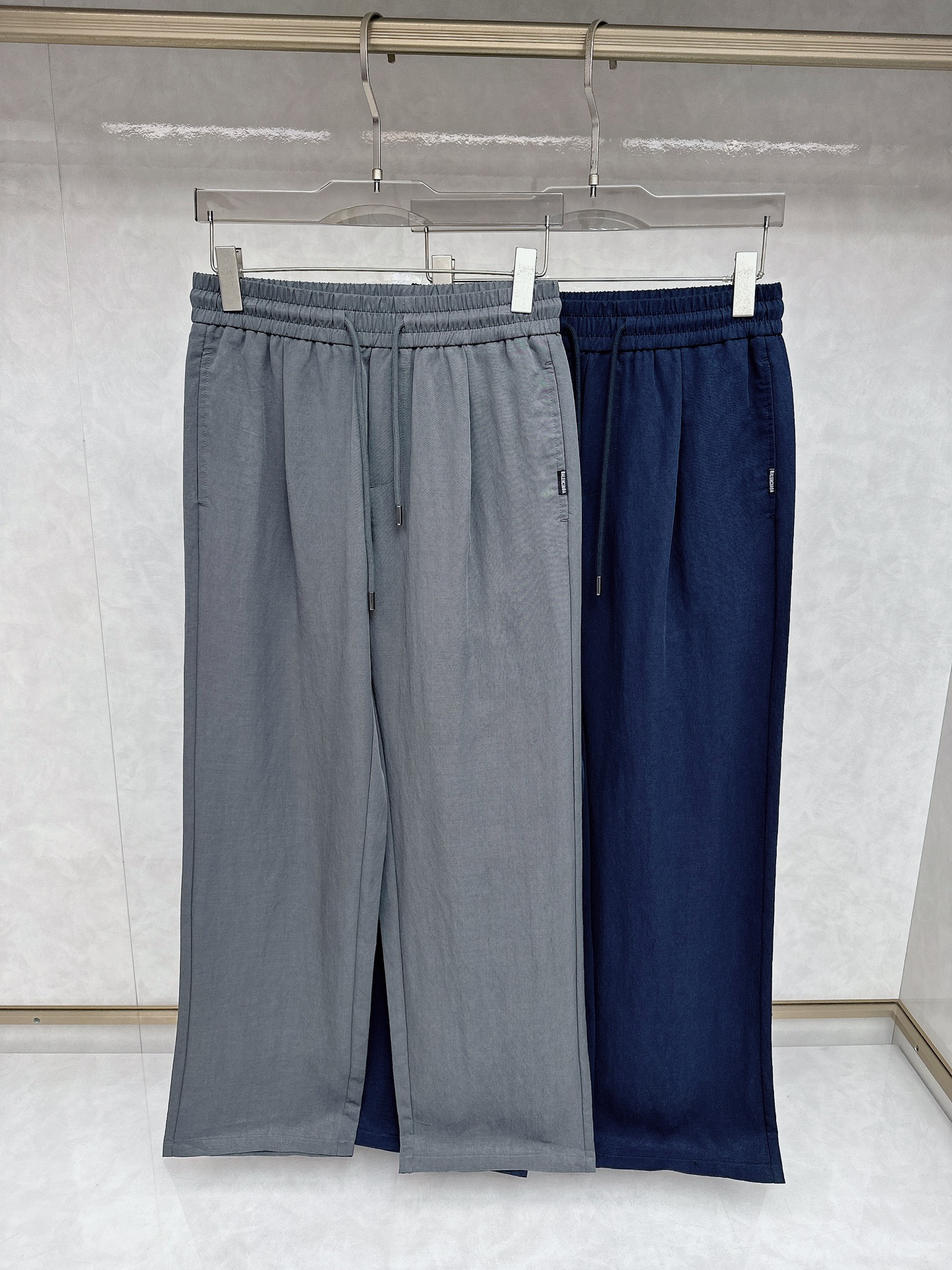 NO:413807,Balenciaga wide-leg men's pants, men's casual pants, pure cotton fabric casual pants, the latest top-body style is invincible!  This pants are very versatile, elastic waist, and can be worn for daily work. They are a perfect combination of fashionable and casual and outdoor sports, so whether you wear them normally or outdoors, they are your best choice. Extreme comfort and quick sweating are the most popular key points, improving the comfort of wearing and suitable for aerobics and trail running conditions. This style is a jogging casual pants with an extremely wide range of applications, allowing you to naturally maintain a love for sports in summer, or you can wear them in casual life. Size S-4xl, balenciaga, alexander wang19860909巴黎世家 阔腿男裤、男士休闲裤 纯棉面料休闲裤,最新款上身版型无敌正！ 绝对可以闭眼收的一款 此款裤子非常百搭,弹力腰围,日常上班 户外运动都可以穿着,是时尚休闲与户外运动的完美结合,所以无论您平时穿或者户外穿都是您的最佳选择. 极致舒适和快速排汗是备受青睐的重点,提升穿着舒适度,适合有氧运动和越野跑条件下穿着,此款是一件适用范围极其广泛的跑步休闲裤,让你在夏天自然可以保持对运动热爱,也可以在休闲生活中穿着 尺码S-4xl,,balenciaga,alexander wang,Men's clothing