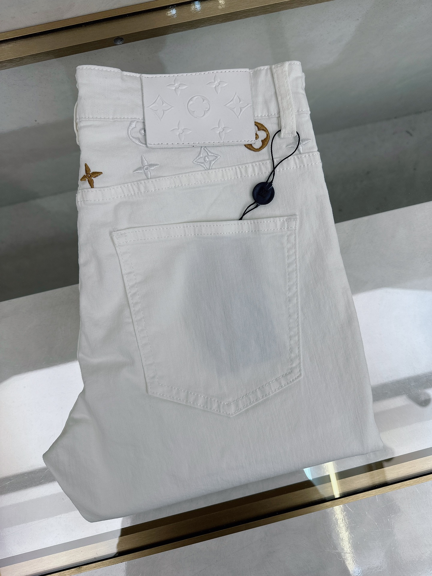 NO:413799,LV 2025 spring and summer new model is available in stock, original single hot jeans super customized model, original hardware, super heavy industry technology, excellent version, impeccable details!  The style is not picky, it is very high-end, and the good products are not waiting for everyone. Take a look at it and start quickly. Size 29-40 No 35 37,,louis vuitton,jeans,alexander wang19860909LV 2025春夏新款现货上市,原单爆款牛仔裤超级定制款,原版五金,超级重工工艺,版型超赞细节做工无可挑剔！款式不挑人,特别高档,好货不等人,看中赶紧下手,尺码29-40 无35 37,,louis vuitton,jeans,alexander wang,Men's clothing