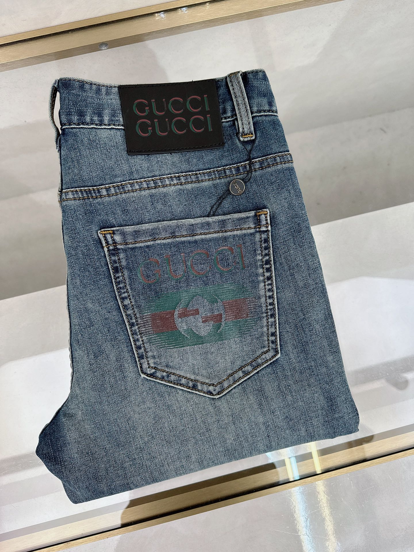 NO:413794,Guqi 2025 spring and summer new model is available in stock, original single hot jeans super customized model, original hardware, super heavy industry technology, excellent version, impeccable details!  The style is not picky, it is very high-end, and the good products are not waiting for everyone. Take a look at it and start quickly. Size 29-40 No 35 37, jeans, alexander wang19860909古奇 2025春夏新款现货上市,原单爆款牛仔裤超级定制款,原版五金,超级重工工艺,版型超赞细节做工无可挑剔！款式不挑人,特别高档,好货不等人,看中赶紧下手,尺码29-40 无35 37,,jeans,alexander wang,Men's clothing