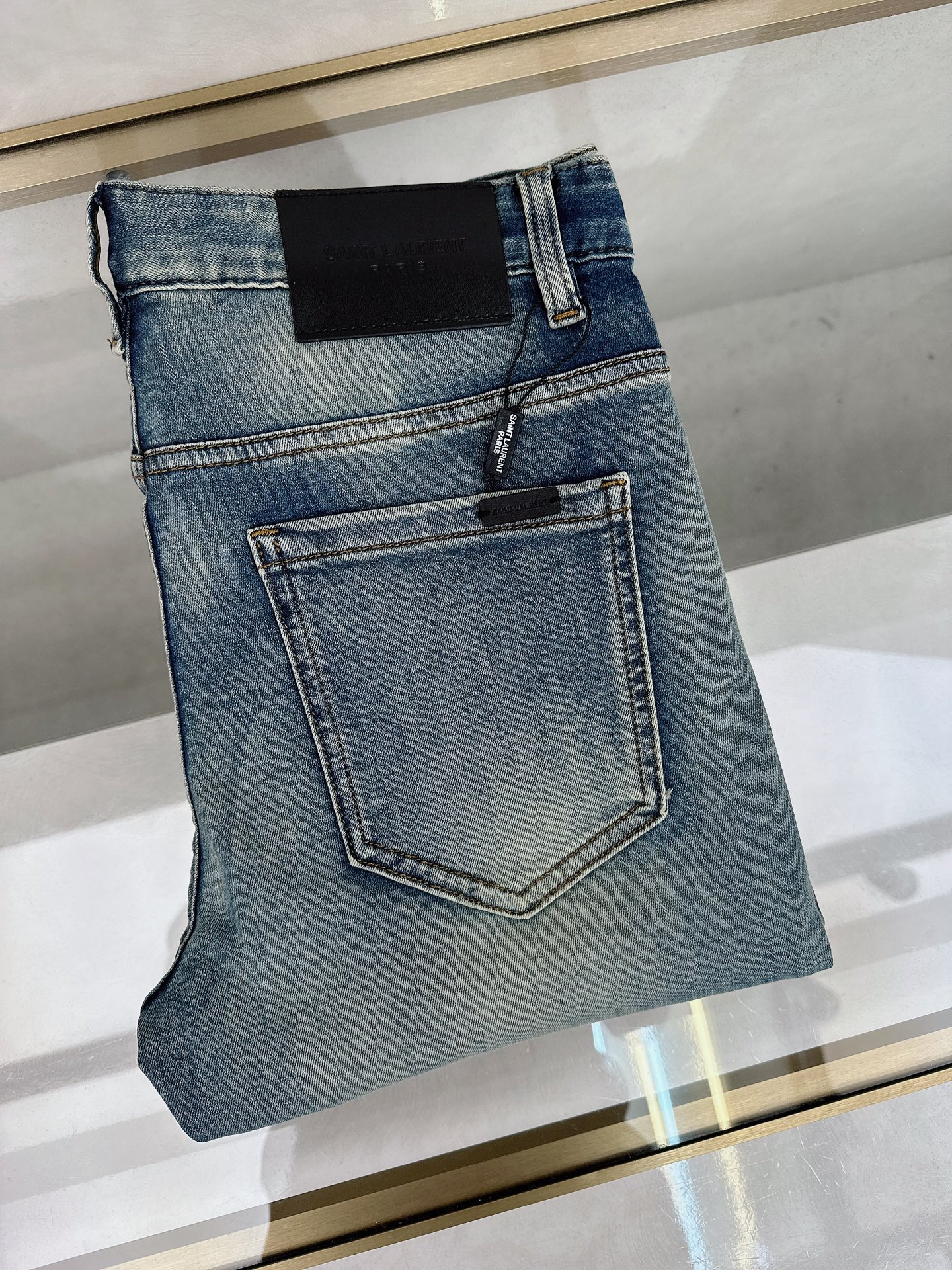 NO:413787,The new spring and summer 2025 model is available in stock, the original single hot jeans are super customized, the original hardware, super heavy industry technology, the style is super excellent, the details are impeccable!  The style is not picky, it is very high-end, and the good products are not waiting for everyone. Take a look at it and start quickly. Size 29-40 No 35 37, jeans, alexander wang198609092025春夏新款现货上市,原单爆款牛仔裤超级定制款,原版五金,超级重工工艺,版型超赞细节做工无可挑剔！款式不挑人,特别高档,好货不等人,看中赶紧下手,尺码29-40 无35 37,,jeans,alexander wang,Men's clothing