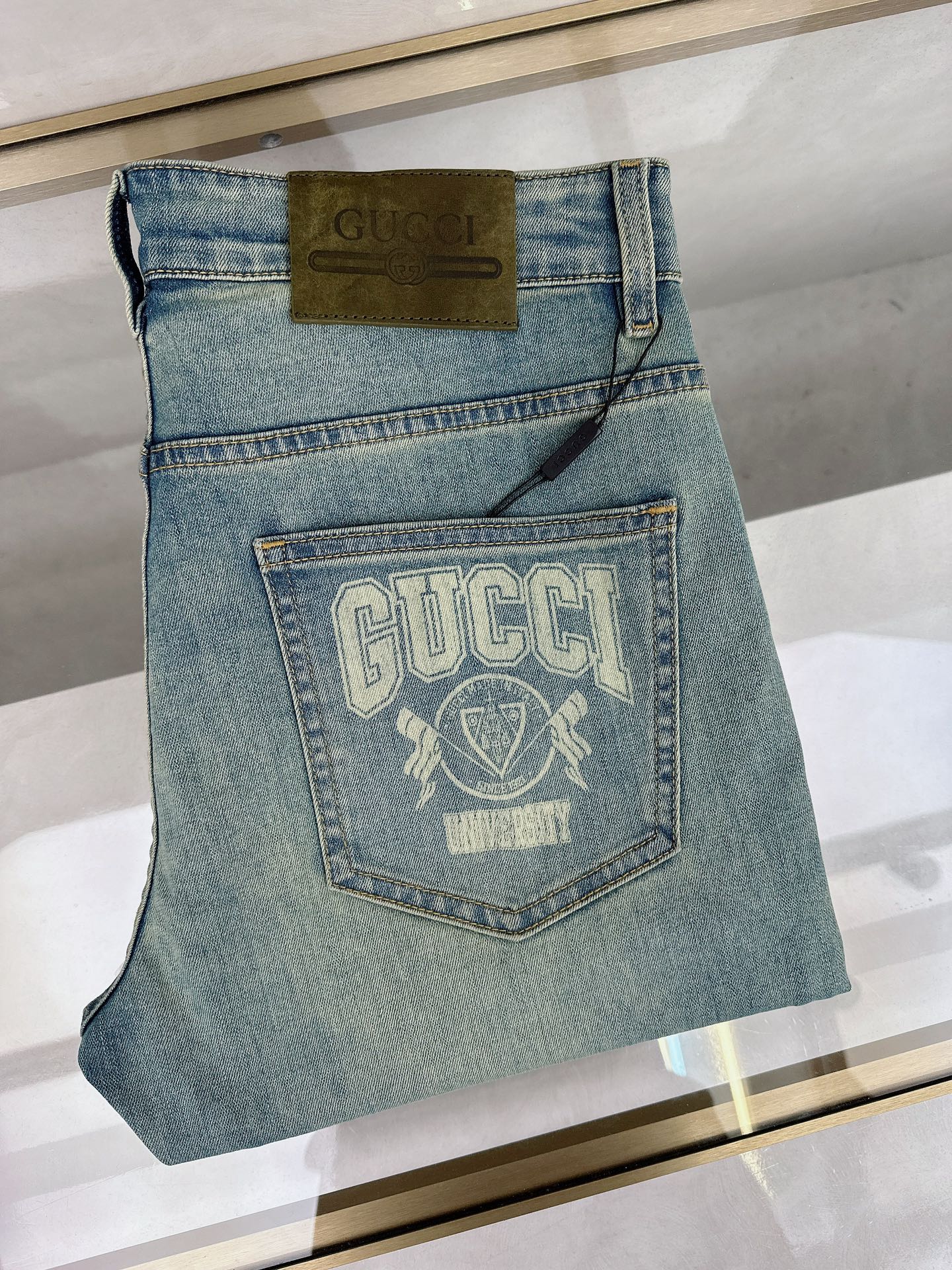NO:413853,Guqi 2025 spring and summer new model is available in stock, original single hot jeans super customized model, original hardware, super heavy industry technology, excellent version, impeccable details!  The style is not picky, it is very high-end, and the good products are not waiting for everyone. Take a look at it and start quickly. Size 29-40 No 35 37, jeans, alexander wang19860909古奇 2025春夏新款现货上市,原单爆款牛仔裤超级定制款,原版五金,超级重工工艺,版型超赞细节做工无可挑剔！款式不挑人,特别高档,好货不等人,看中赶紧下手,尺码29-40 无35 37,,jeans,alexander wang,Men's clothing