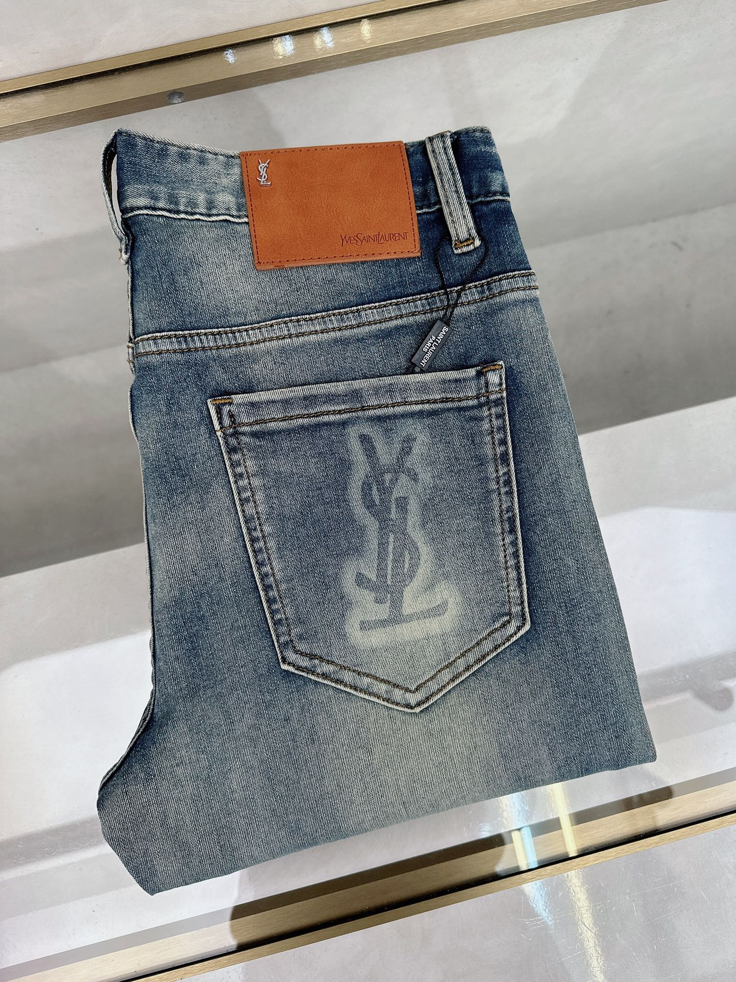 NO:413845,Saint Laurent's new spring and summer 2025 is available in stock, with original single hot jeans super customized style, original hardware, super heavy industry technology, excellent style, impeccable details!  The style is not picky, it is very high-end, and the good products are not waiting for everyone. Take a look at it and start quickly. Size 29-40 No 35 37, saint laurent, jeans, alexander wang19860909圣罗兰 2025春夏新款现货上市,原单爆款牛仔裤超级定制款,原版五金,超级重工工艺,版型超赞细节做工无可挑剔！款式不挑人,特别高档,好货不等人,看中赶紧下手,尺码29-40 无35 37,,saint laurent,jeans,alexander wang,Men's clothing