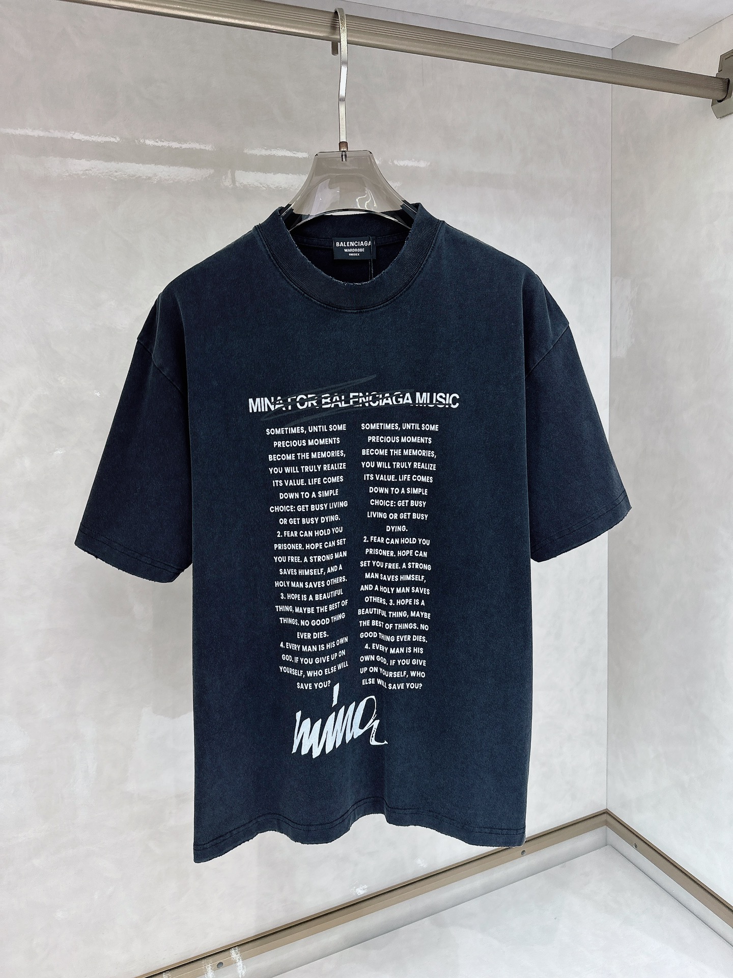 NO:412136,Balenciaga 2025Ss spring and summer latest short-sleeved T-shirt, soft touch, comfortable wearing, fine workmanship. The upper body effect is invincible and handsome, size number S-xl,,balenciaga,T-shirt,tees,t-shirt,alexander wang19860909巴黎世家 2025Ss春夏最新款短袖T恤,手感柔软,穿着舒适,做工精细.上身效果无敌帅气,码数 S-xl,,balenciaga,T-shirt,tees，t-shirt,alexander wang,Men's clothing