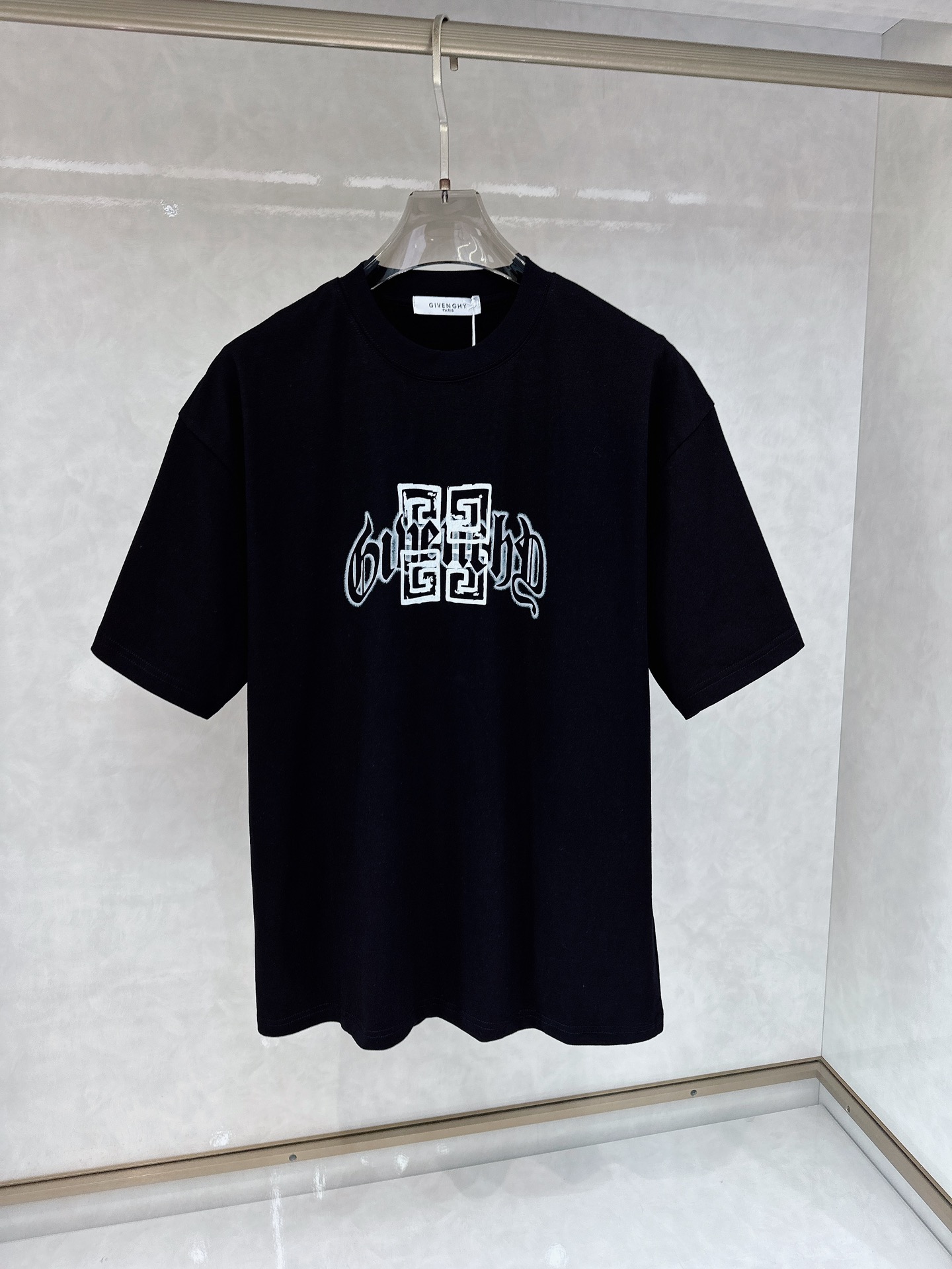 NO:412144,Givenchy 2025Ss Spring and Summer latest short-sleeved T-shirt, soft touch, comfortable wearing, fine workmanship. The upper body effect is invincible and handsome, size number S-xl, given, T-shirt, tees, t-shirt, alexander wang19860909纪梵希 2025Ss春夏最新款短袖T恤,手感柔软,穿着舒适,做工精细.上身效果无敌帅气,码数 S-xl,,givenchy,T-shirt,tees，t-shirt,alexander wang,Men's clothing