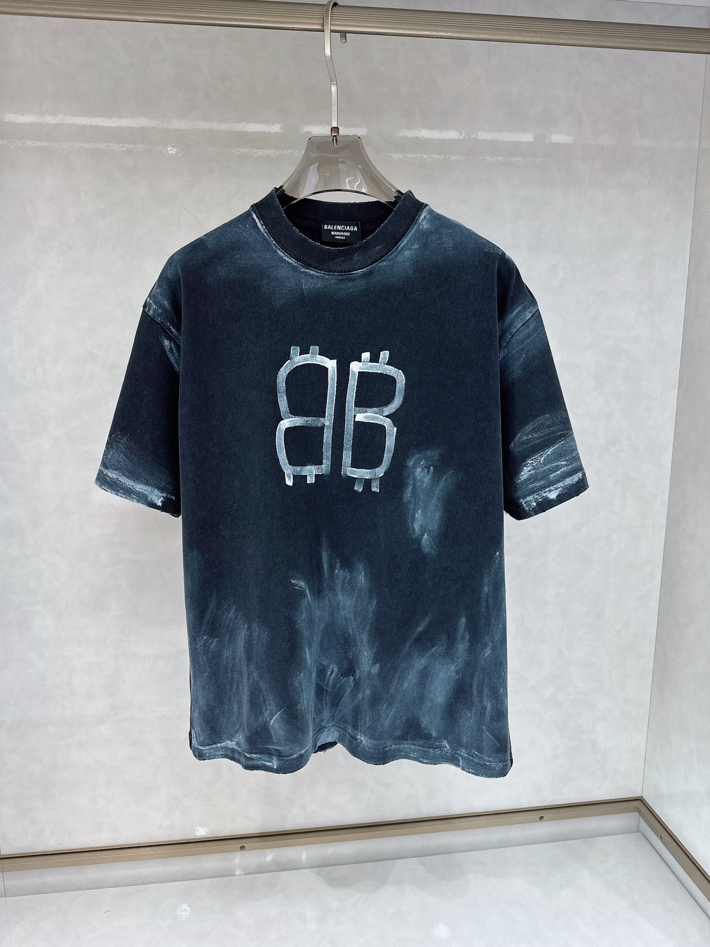 NO:412151,Balenciaga 2025Ss spring and summer latest short-sleeved T-shirt, soft touch, comfortable wearing, fine workmanship. The upper body effect is invincible and handsome, size number S-xl,,balenciaga,T-shirt,tees,t-shirt,alexander wang19860909巴黎世家 2025Ss春夏最新款短袖T恤,手感柔软,穿着舒适,做工精细.上身效果无敌帅气,码数 S-xl,,balenciaga,T-shirt,tees，t-shirt,alexander wang,Men's clothing
