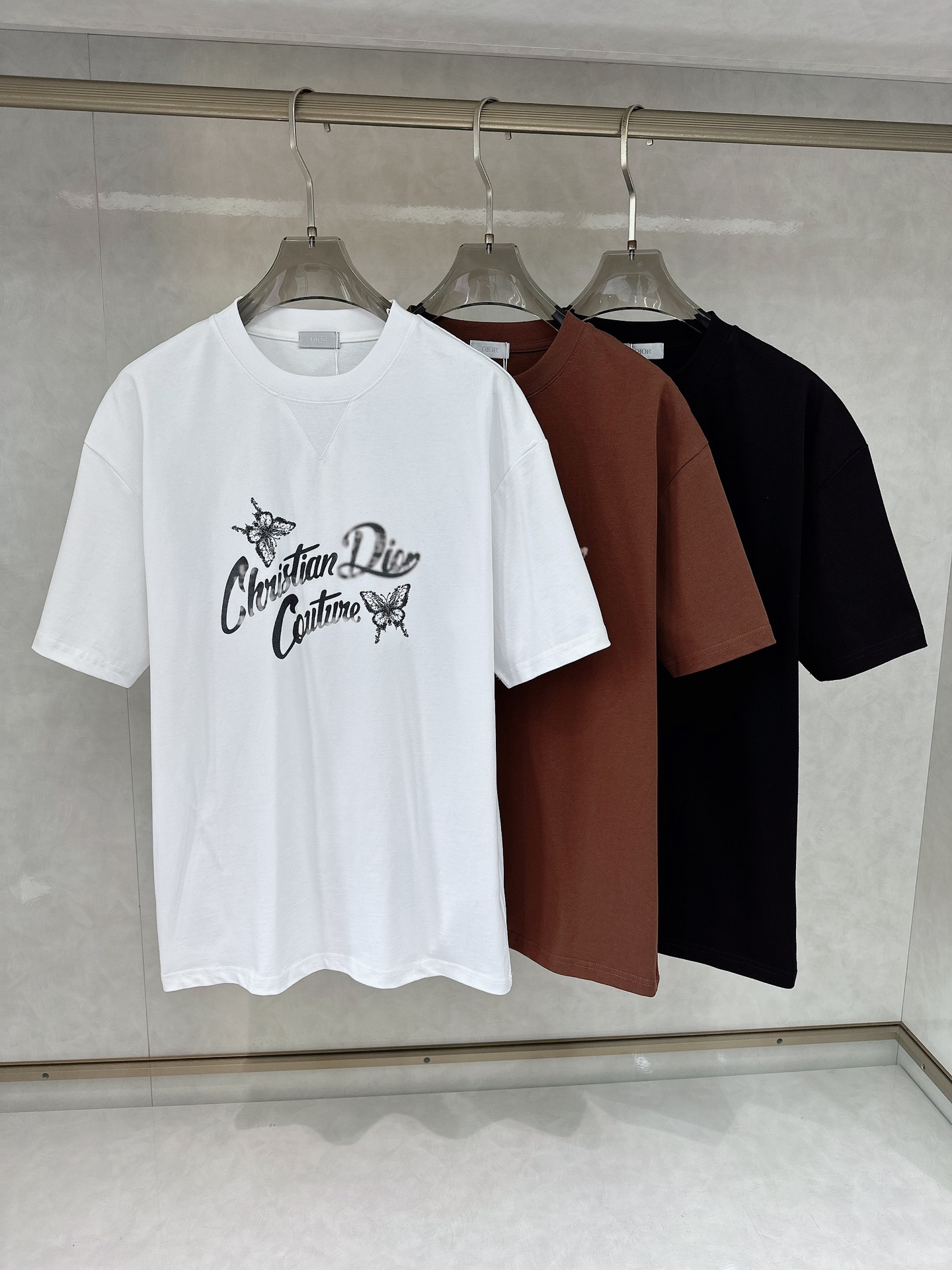 NO:412158,Dior 2025Ss Spring and Summer latest short-sleeved T-shirt, soft touch, comfortable wearing, fine workmanship. The upper body effect is invincible and handsome, size number S-xl,,dior,T-shirt,tees,t-shirt,alexander wang19860909迪奥 2025Ss春夏最新款短袖T恤,手感柔软,穿着舒适,做工精细.上身效果无敌帅气,码数 S-xl,,dior,T-shirt,tees，t-shirt,alexander wang,Men's clothing