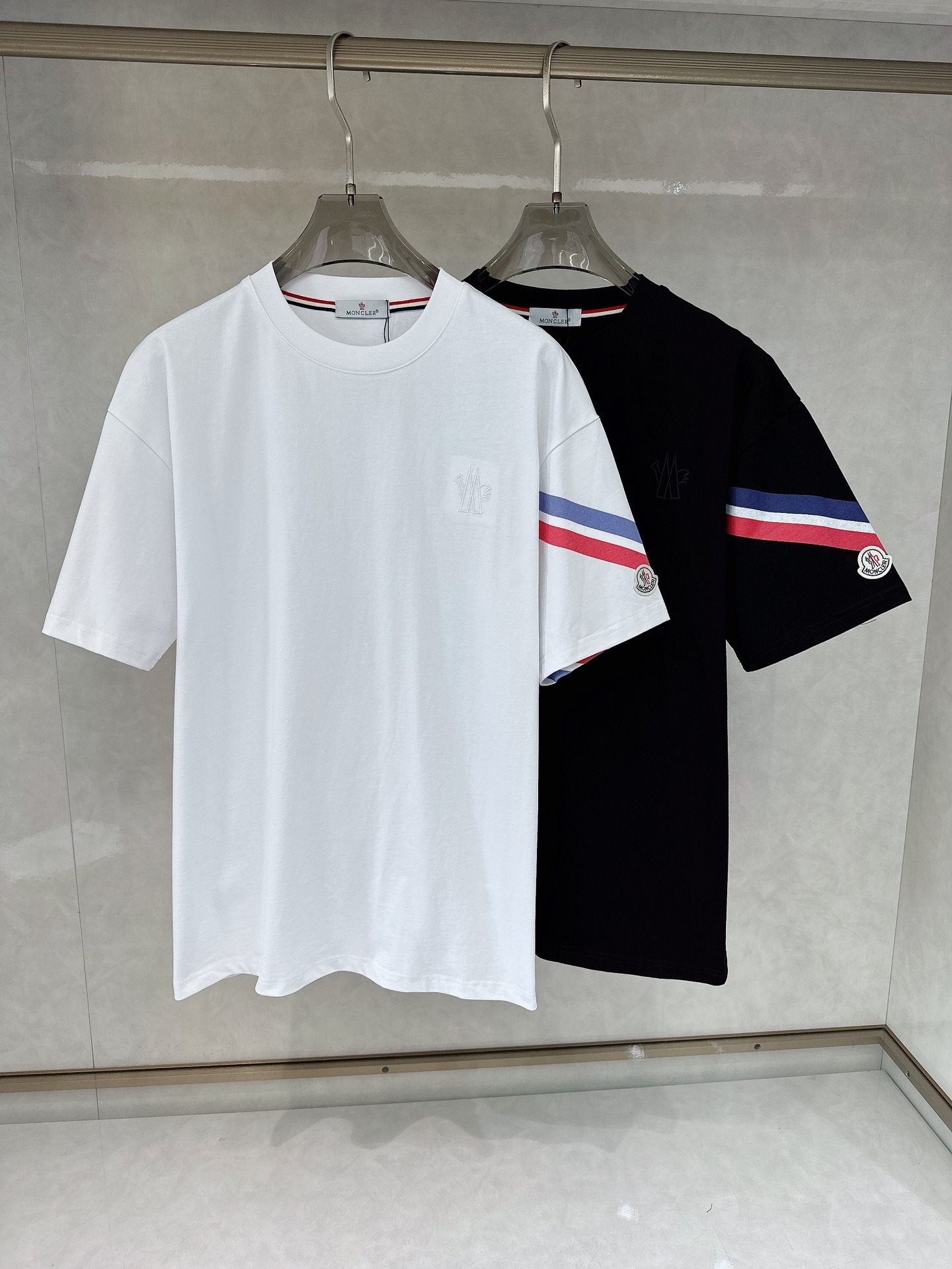 NO:412173,The latest short-sleeved T-shirt in spring and summer 2025Ss, soft touch, comfortable wearing, fine workmanship. The upper body effect is invincible and handsome, size number S-xl, Moncler, T-shirt, tees, t-shirt, alexander wang19860909蒙口 2025Ss春夏最新款短袖T恤,手感柔软,穿着舒适,做工精细.上身效果无敌帅气,码数 S-xl,,Moncler,T-shirt,tees，t-shirt,alexander wang,Men's clothing