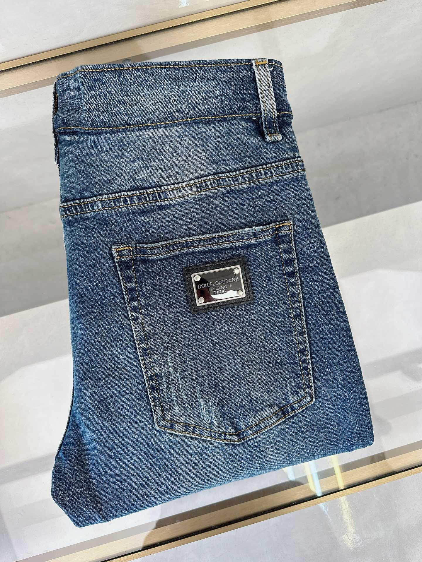 NO:413855,DG 2025 spring and summer new model is available in stock, original single hot jeans super customized model, original hardware, super heavy industry technology, excellent version, impeccable details!  The style is not picky, it is very high-end, and the good products are not waiting for everyone. If you like it, hurry up and start, size 29-36, jeans, alexander wang19860909DG 2025春夏新款现货上市,原单爆款牛仔裤超级定制款,原版五金,超级重工工艺,版型超赞细节做工无可挑剔！款式不挑人,特别高档,好货不等人,看中赶紧下手,尺码29-36,,jeans,alexander wang,Men's clothing