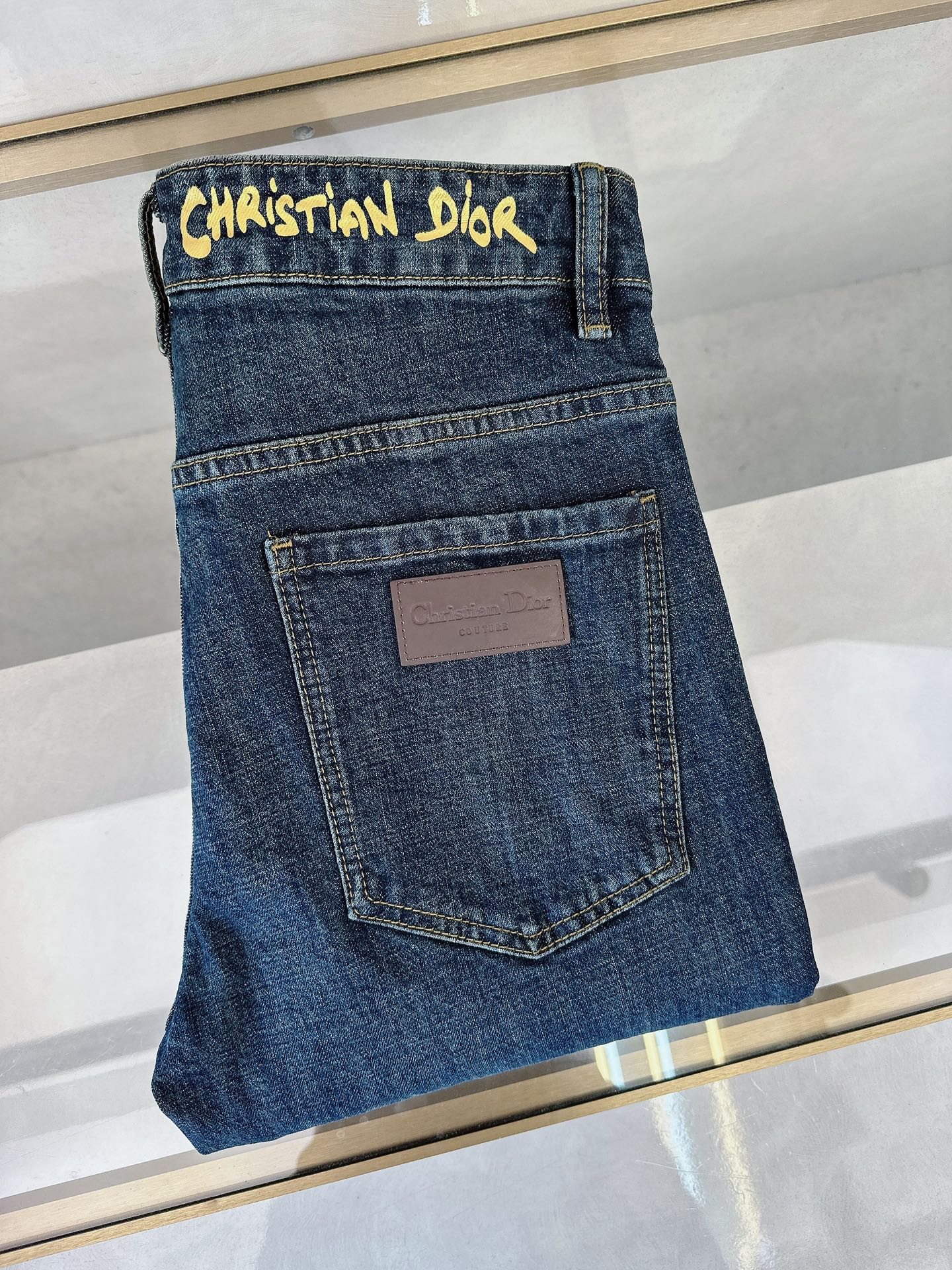 NO:413831,Dior 2025 spring and summer new model is available in stock, original single hot jeans super customized model, original hardware, super heavy industry technology, excellent version, impeccable details!  The style is not picky, it is very high-end, and the good products are not waiting for everyone. Take a look at it and start quickly. Size 29-36, dior, jeans, alexander wang19860909迪奥 2025春夏新款现货上市,原单爆款牛仔裤超级定制款,原版五金,超级重工工艺,版型超赞细节做工无可挑剔！款式不挑人,特别高档,好货不等人,看中赶紧下手,尺码29-36,,dior,jeans,alexander wang,Men's clothing