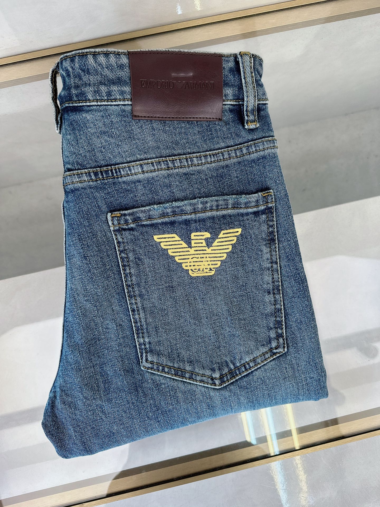 NO:413839,Armani's new spring and summer 2025 is available in stock, with original single hot jeans super customized style, original hardware, super heavy industry technology, excellent style, impeccable details!  The style is not picky, it is very high-end, and the good products are not waiting for everyone. If you like it, hurry up and start, size 29-36, Armani, jeans, alexander wang19860909阿玛尼 2025春夏新款现货上市,原单爆款牛仔裤超级定制款,原版五金,超级重工工艺,版型超赞细节做工无可挑剔！款式不挑人,特别高档,好货不等人,看中赶紧下手,尺码29-36,,armani,jeans,alexander wang,Men's clothing