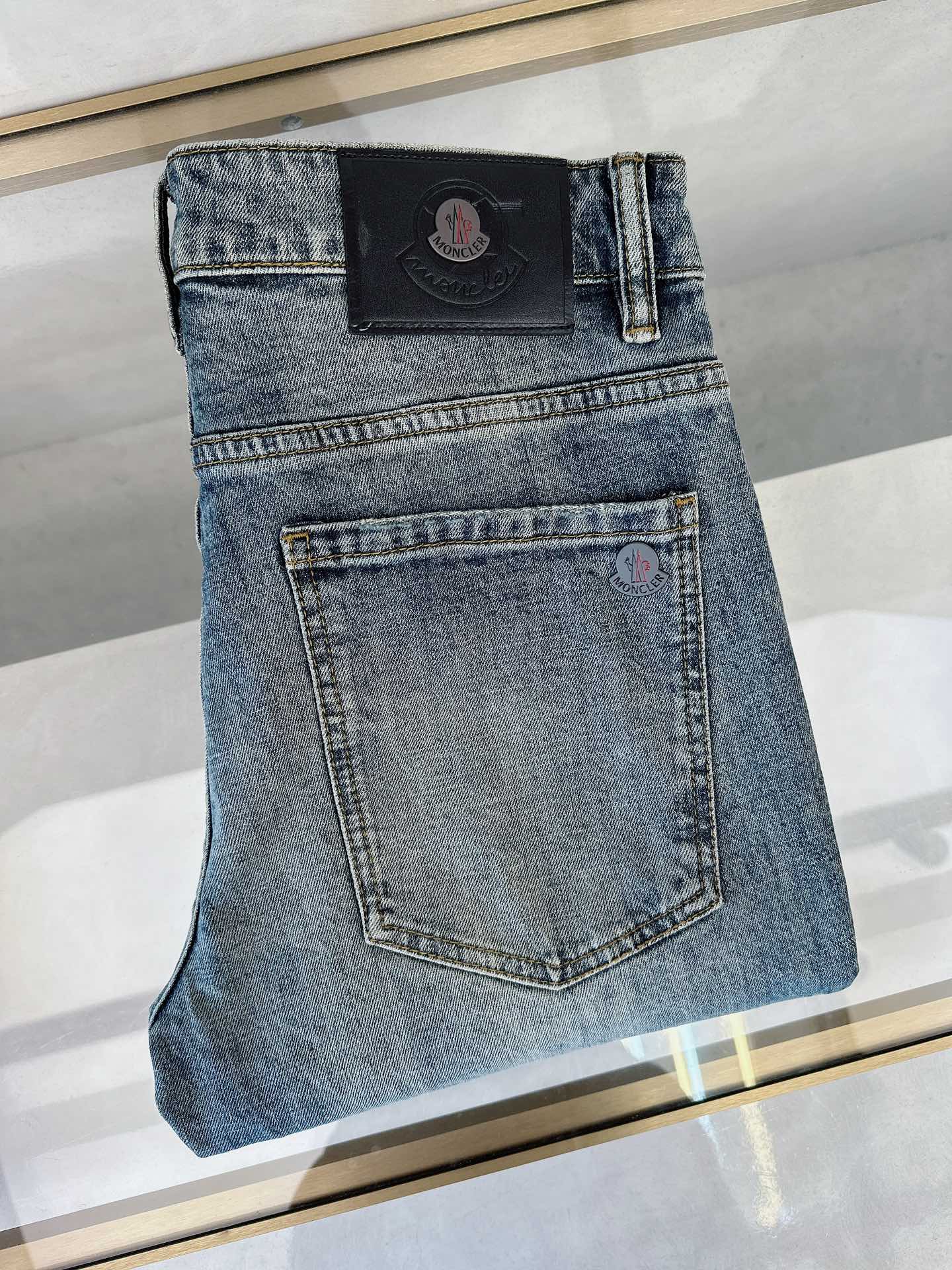 NO:413823,The new spring and summer 2025 spring and summer models are available in stock, original single hot jeans are super customized, original hardware, super heavy industry technology, excellent style, impeccable details!  The style is not picky, it is very high-end, and the good products are not waiting for everyone. If you like it, hurry up and start, size 29-36, Moncler, jeans, alexander wang19860909蒙口 2025春夏新款现货上市,原单爆款牛仔裤超级定制款,原版五金,超级重工工艺,版型超赞细节做工无可挑剔！款式不挑人,特别高档,好货不等人,看中赶紧下手,尺码29-36,,Moncler,jeans,alexander wang,Men's clothing