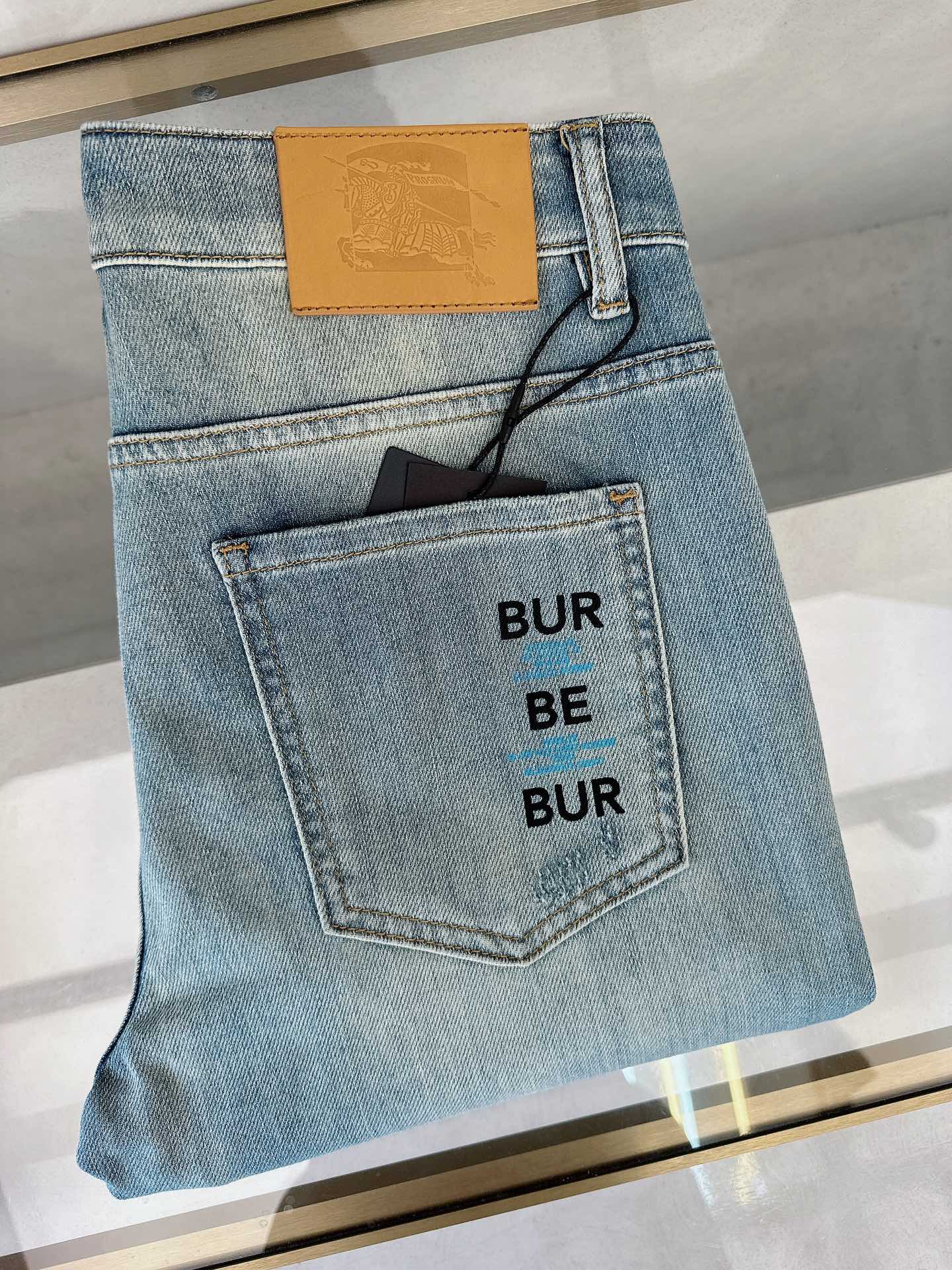 NO:413815,Burberry's new spring and summer 2025 is available in stock, with original single hot jeans super customized style, original hardware, super heavy industry technology, excellent version, impeccable details!  The style is not picky, it is very high-end, and the good products are not waiting for everyone. Take a look at it and start quickly. Size 28-38, burberry, jeans, alexander wang19860909巴宝莉 2025春夏新款现货上市,原单爆款牛仔裤超级定制款,原版五金,超级重工工艺,版型超赞细节做工无可挑剔！款式不挑人,特别高档,好货不等人,看中赶紧下手,尺码28-38,,burberry,jeans,alexander wang,Men's clothing