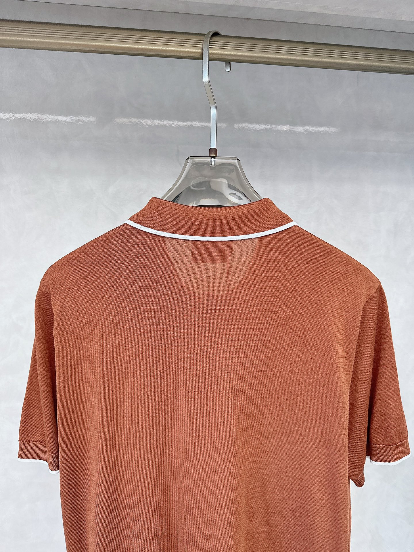  kiton 2025新款男士翻领POLO衫短袖
进口天丝针织面料呈现。轻盈柔软的面料经过成衣染色，营造