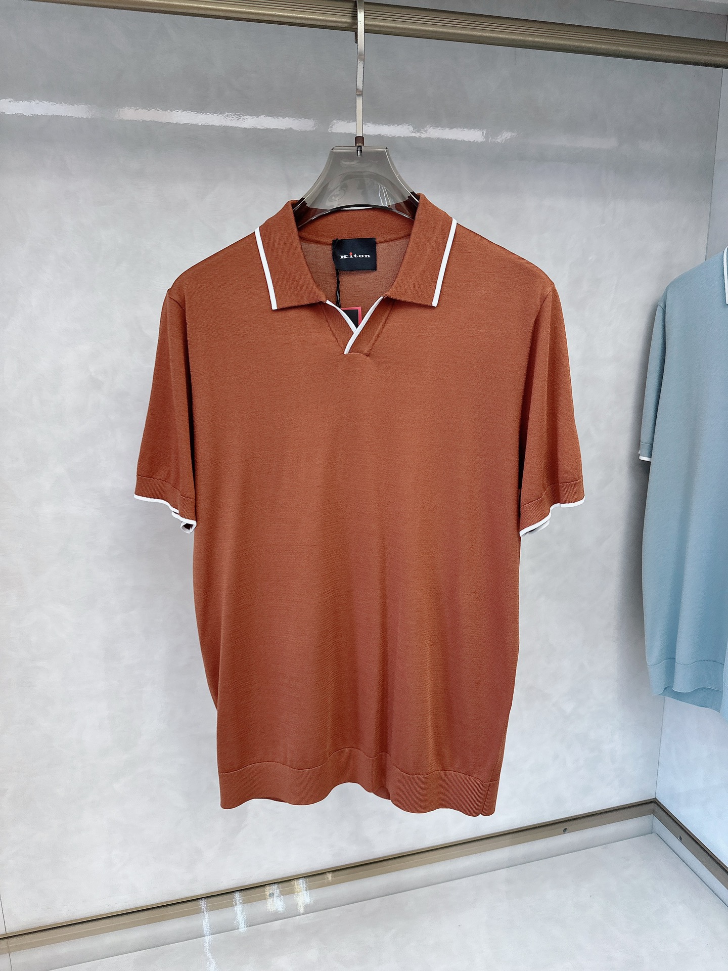  kiton 2025新款男士翻领POLO衫短袖
进口天丝针织面料呈现。轻盈柔软的面料经过成衣染色，营造