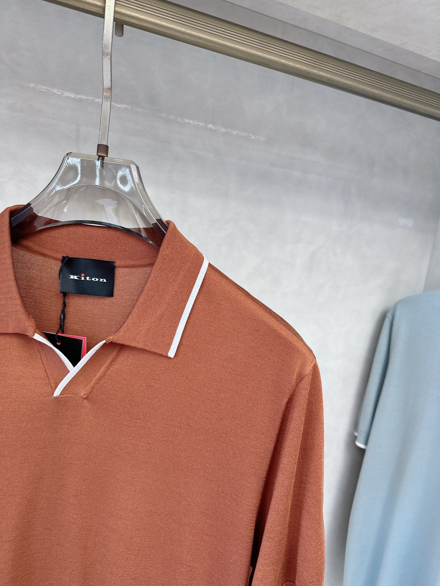  kiton 2025新款男士翻领POLO衫短袖
进口天丝针织面料呈现。轻盈柔软的面料经过成衣染色，营造