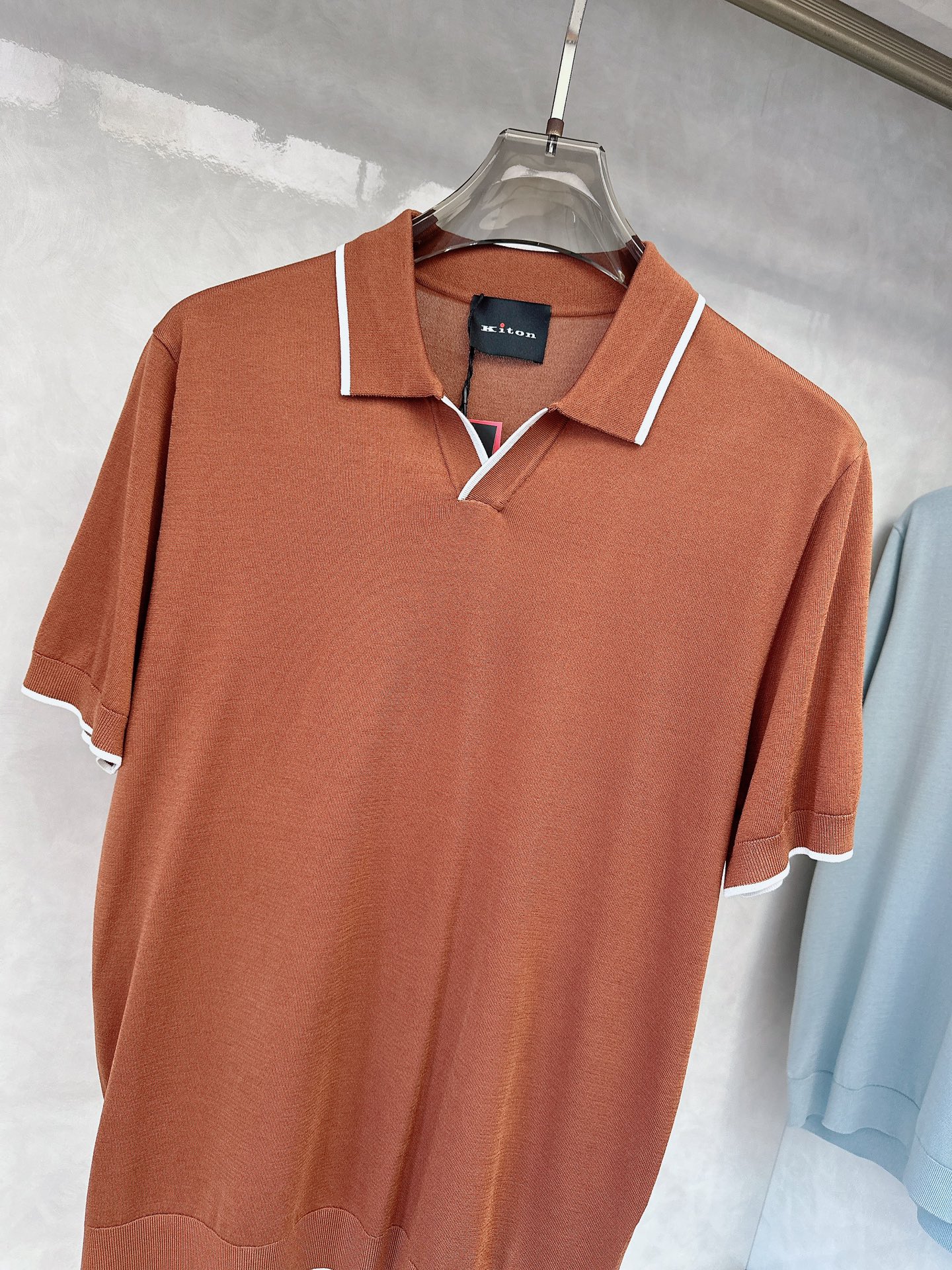  kiton 2025新款男士翻领POLO衫短袖
进口天丝针织面料呈现。轻盈柔软的面料经过成衣染色，营造