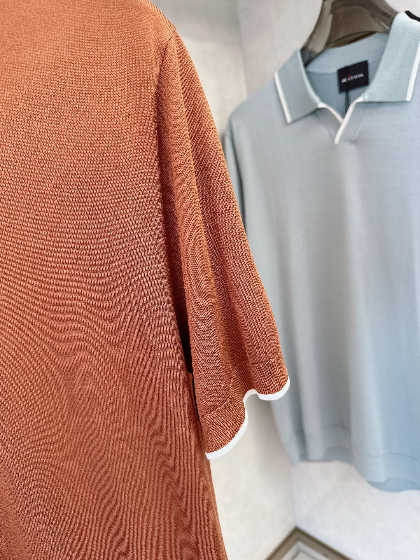  kiton 2025新款男士翻领POLO衫短袖
进口天丝针织面料呈现。轻盈柔软的面料经过成衣染色，营造