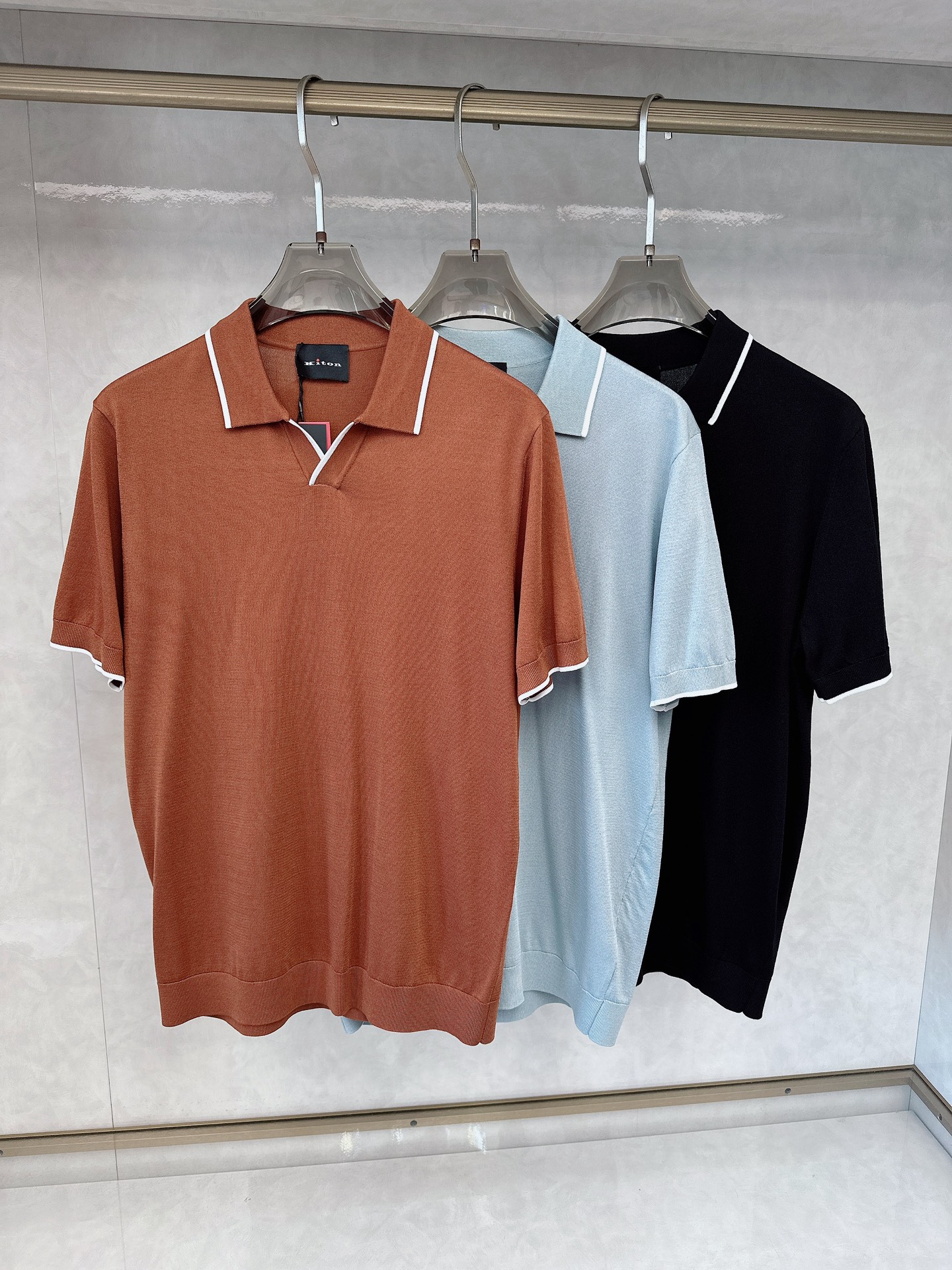  kiton 2025新款男士翻领POLO衫短袖
进口天丝针织面料呈现。轻盈柔软的面料经过成衣染色，营造