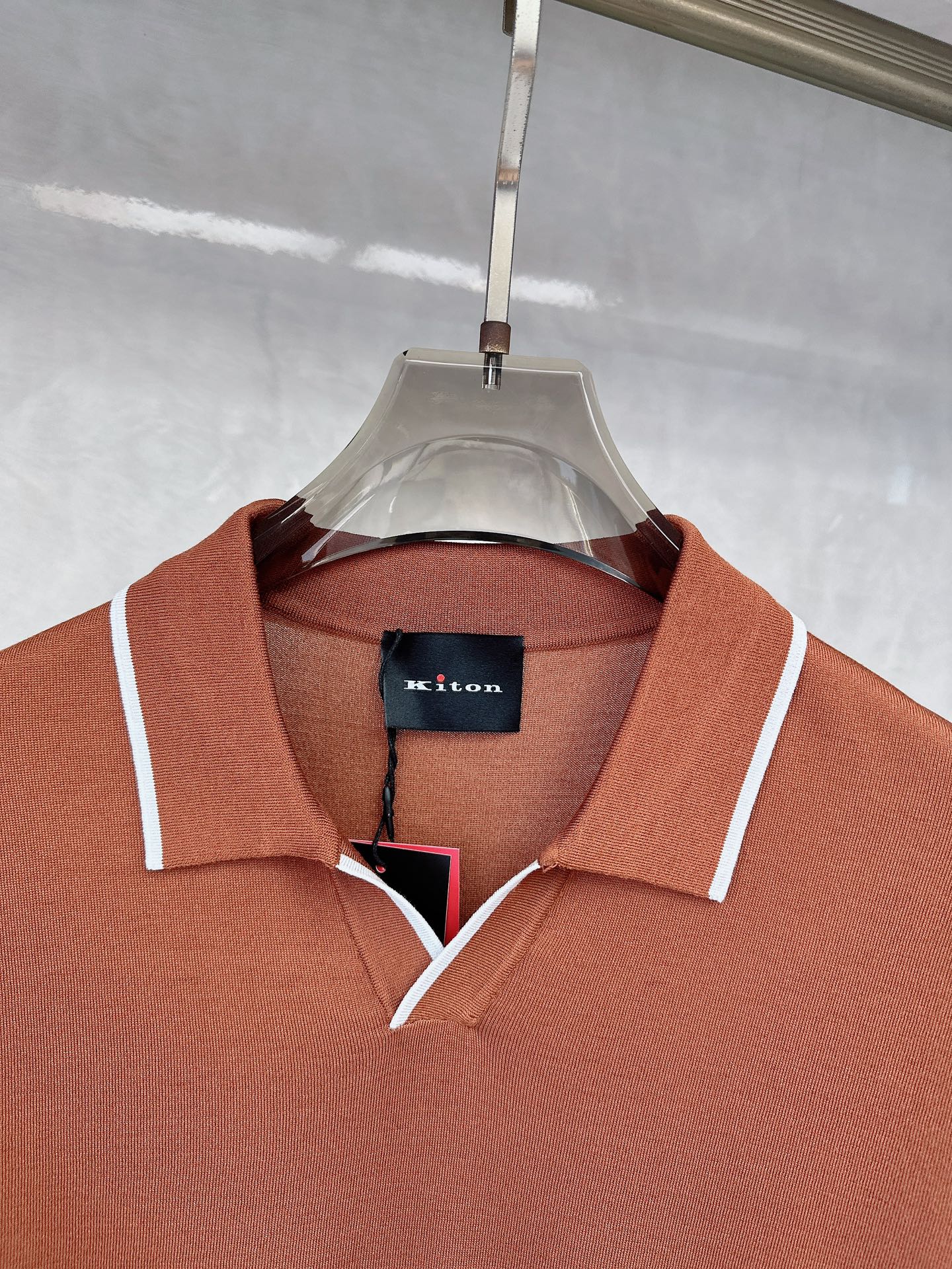  kiton 2025新款男士翻领POLO衫短袖
进口天丝针织面料呈现。轻盈柔软的面料经过成衣染色，营造