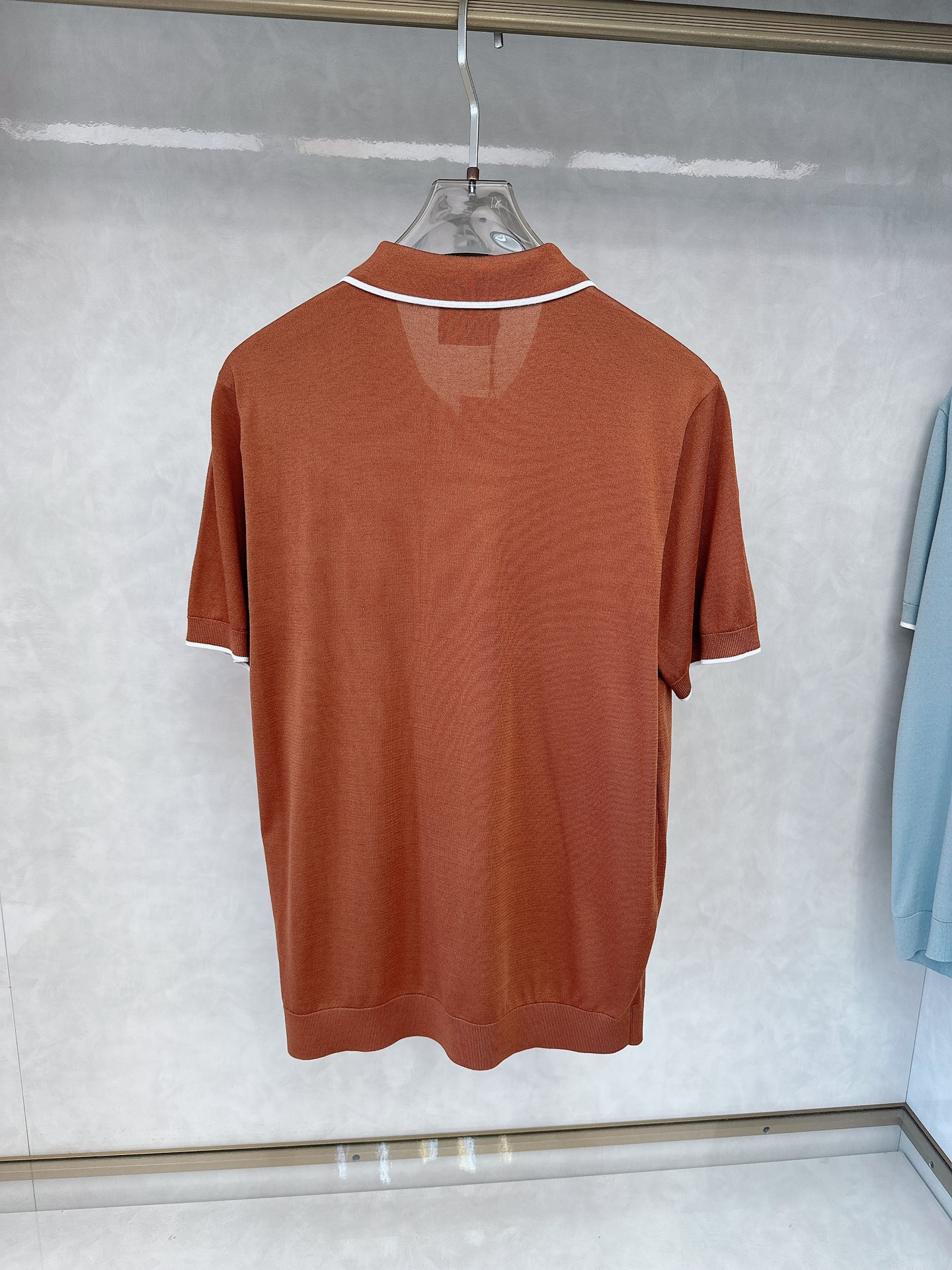  kiton 2025新款男士翻领POLO衫短袖
进口天丝针织面料呈现。轻盈柔软的面料经过成衣染色，营造