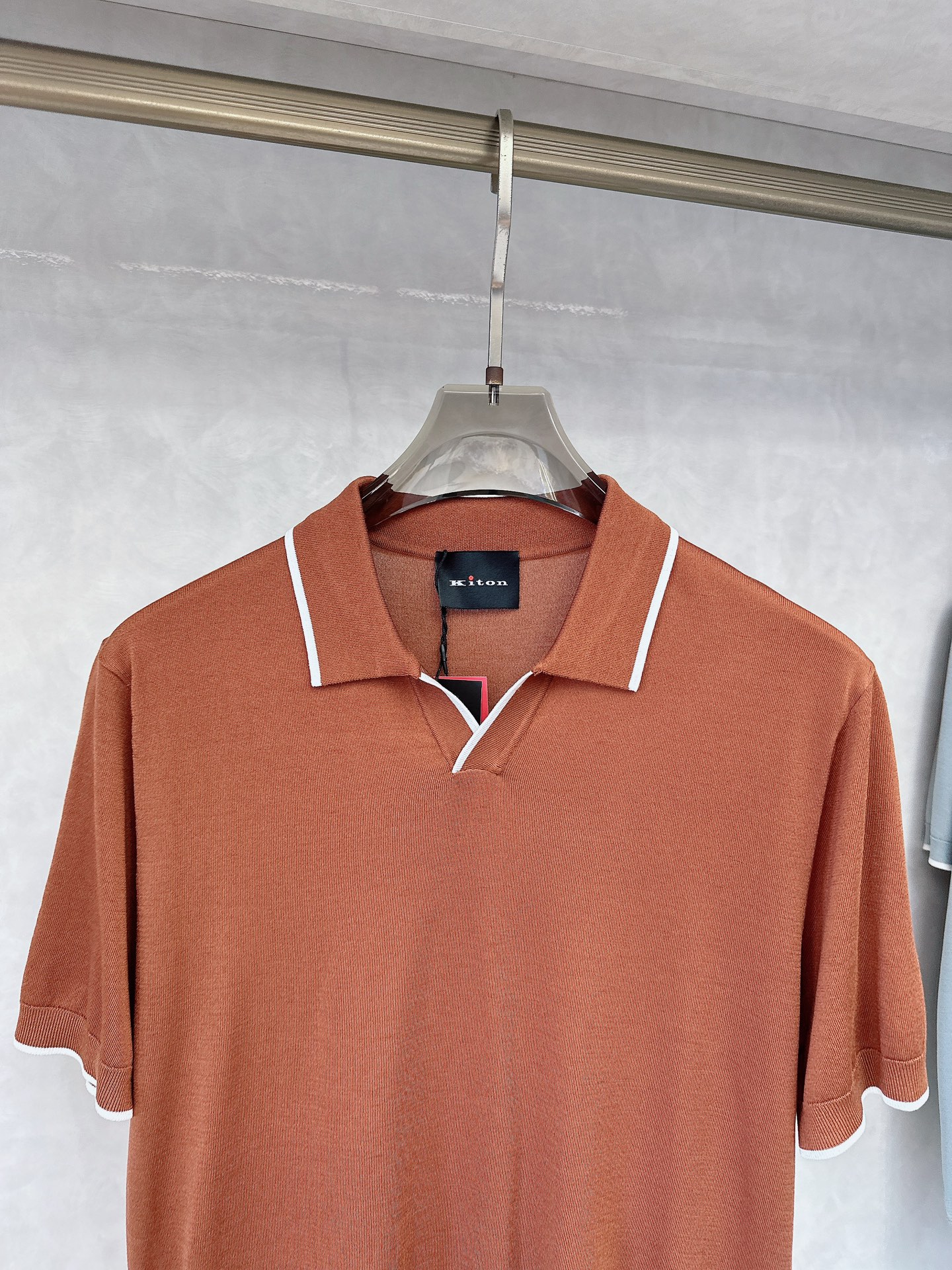  kiton 2025新款男士翻领POLO衫短袖
进口天丝针织面料呈现。轻盈柔软的面料经过成衣染色，营造