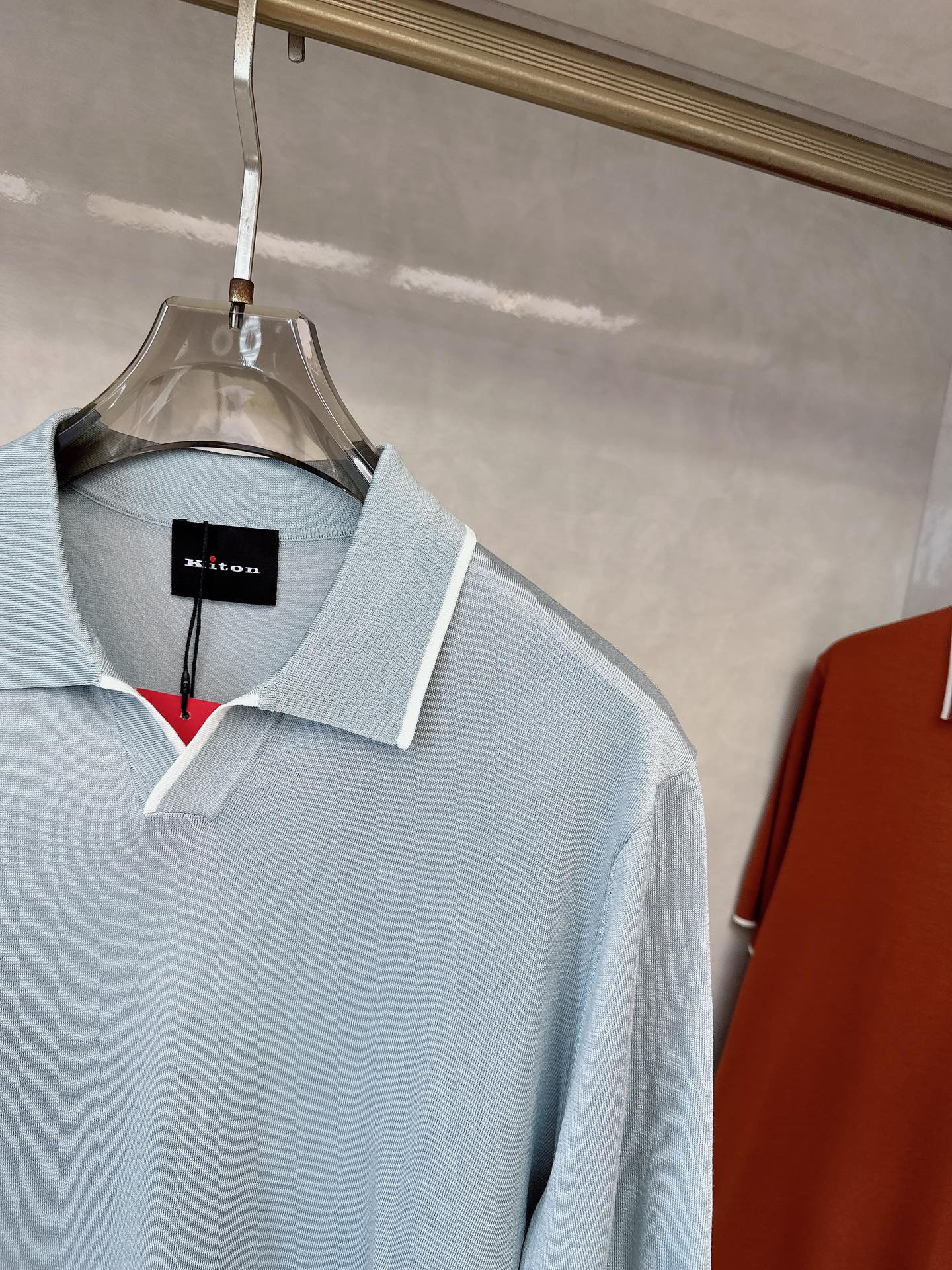  kiton 2025新款男士翻领POLO衫短袖
进口天丝针织面料呈现。轻盈柔软的面料经过成衣染色，营造