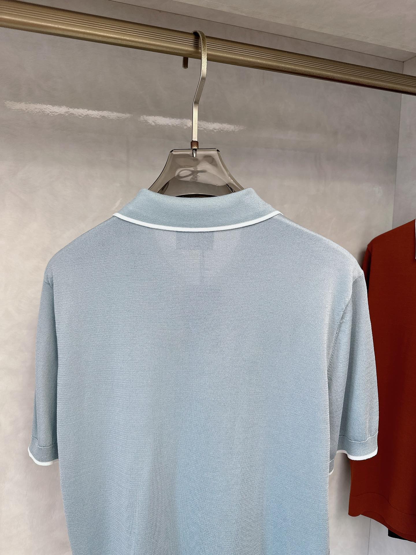  kiton 2025新款男士翻领POLO衫短袖
进口天丝针织面料呈现。轻盈柔软的面料经过成衣染色，营造
