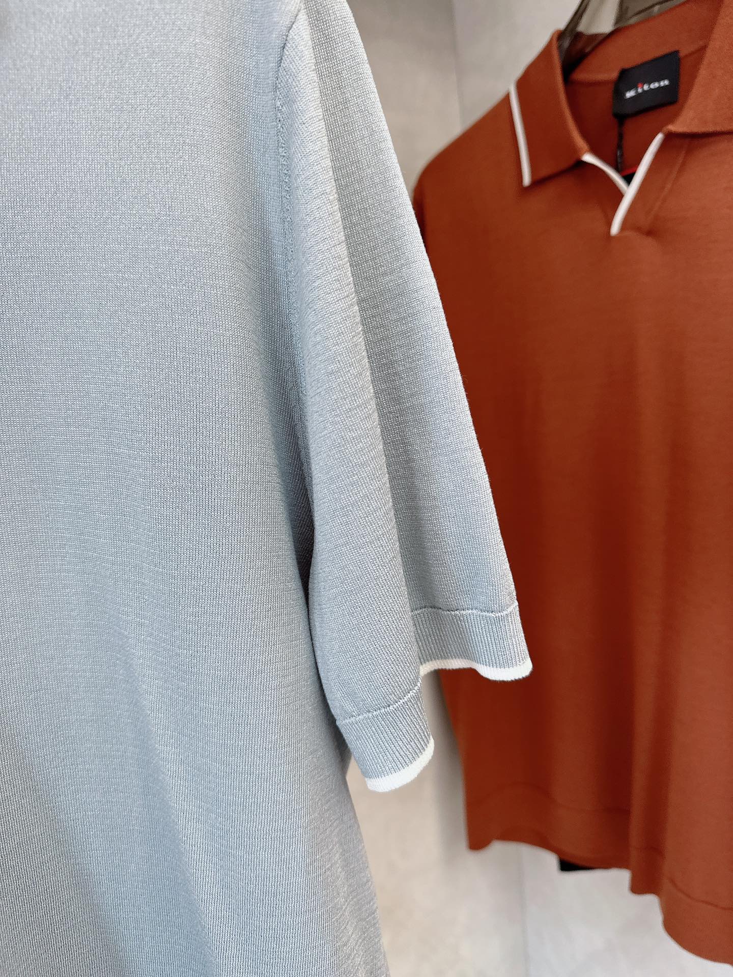  kiton 2025新款男士翻领POLO衫短袖
进口天丝针织面料呈现。轻盈柔软的面料经过成衣染色，营造