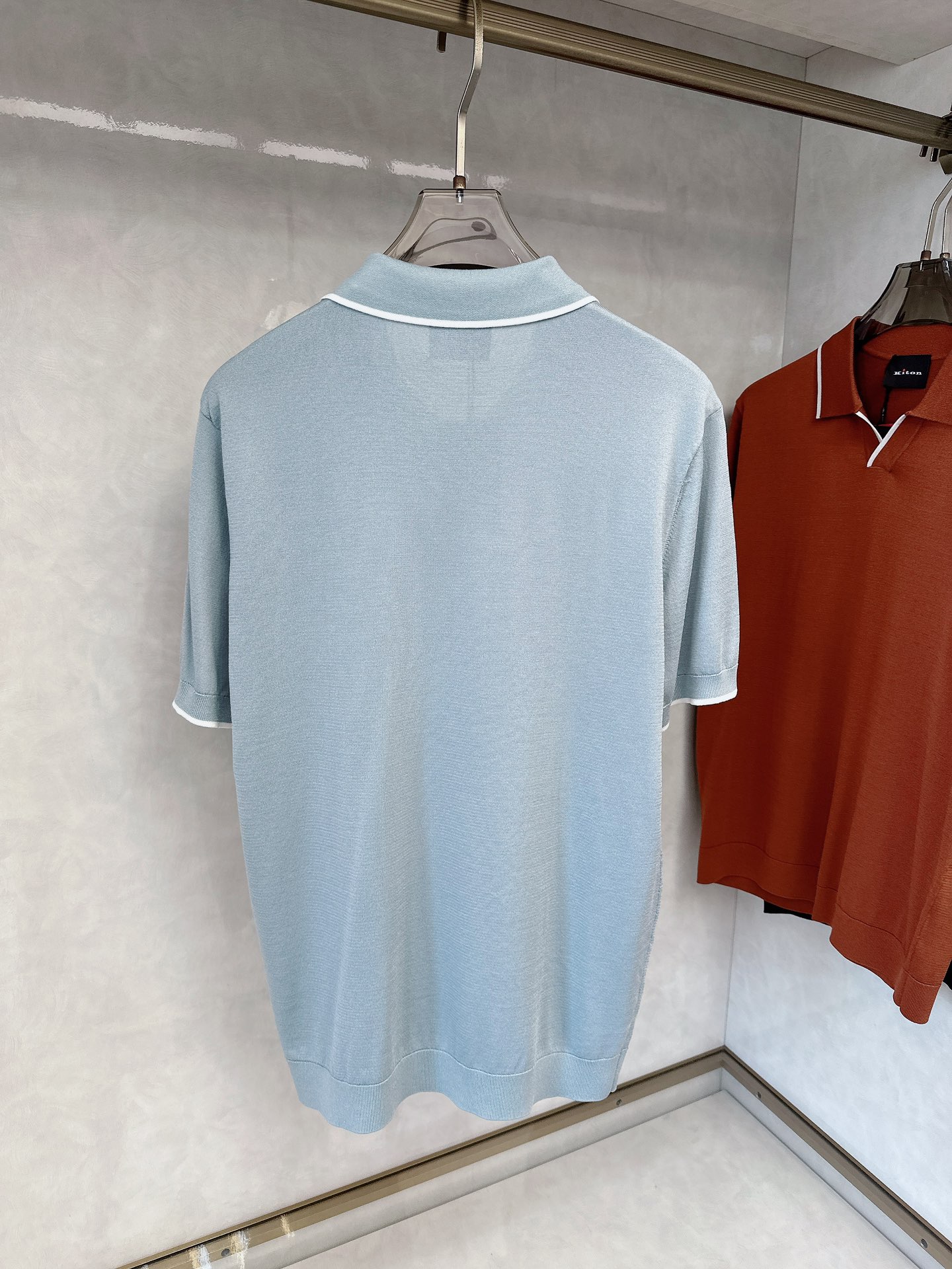  kiton 2025新款男士翻领POLO衫短袖
进口天丝针织面料呈现。轻盈柔软的面料经过成衣染色，营造