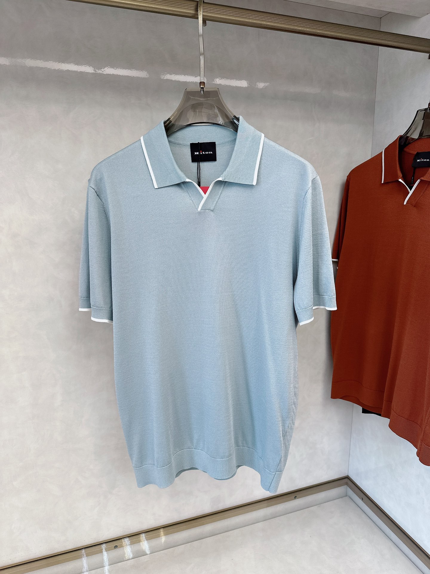  kiton 2025新款男士翻领POLO衫短袖
进口天丝针织面料呈现。轻盈柔软的面料经过成衣染色，营造