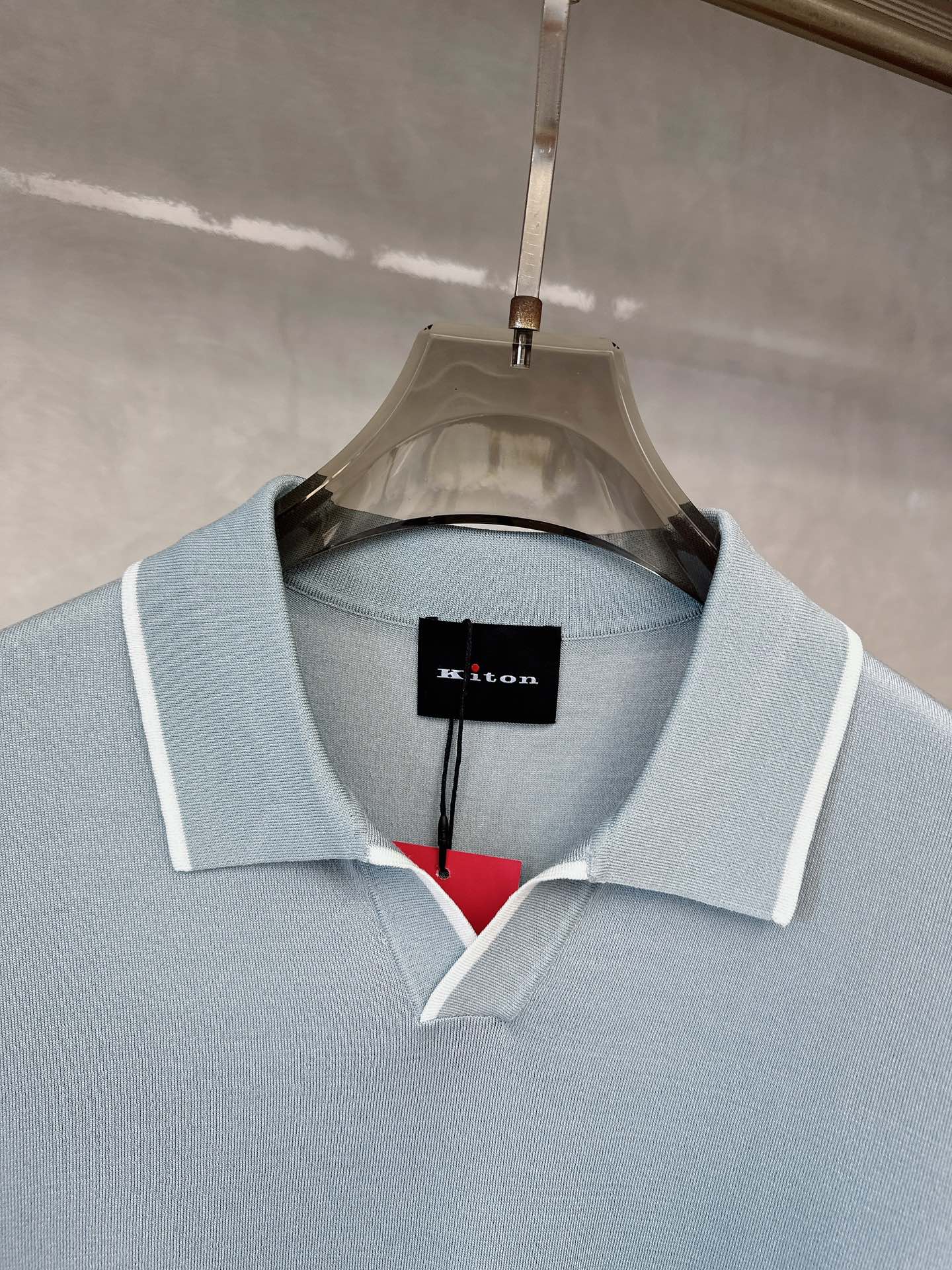  kiton 2025新款男士翻领POLO衫短袖
进口天丝针织面料呈现。轻盈柔软的面料经过成衣染色，营造