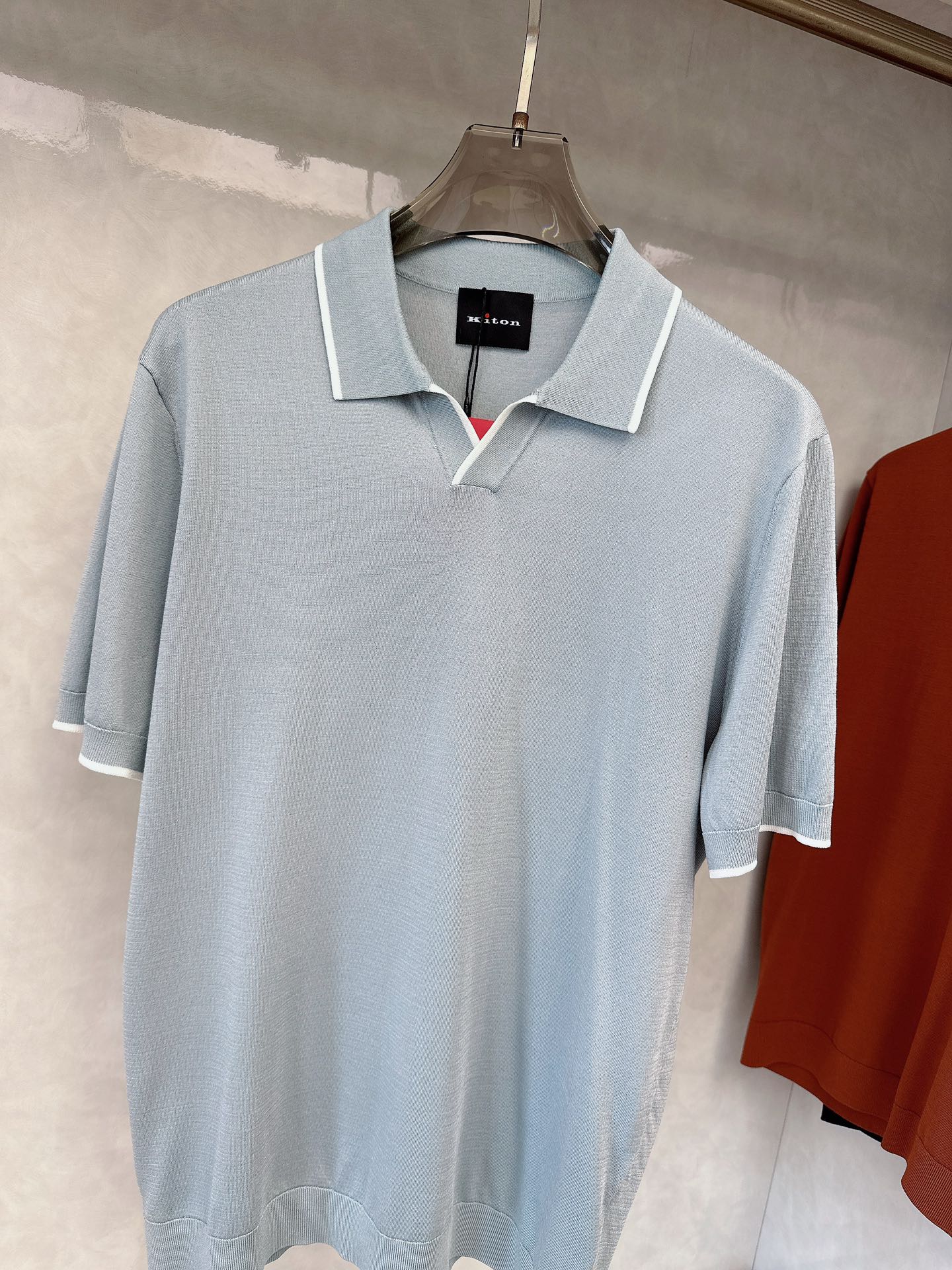  kiton 2025新款男士翻领POLO衫短袖
进口天丝针织面料呈现。轻盈柔软的面料经过成衣染色，营造