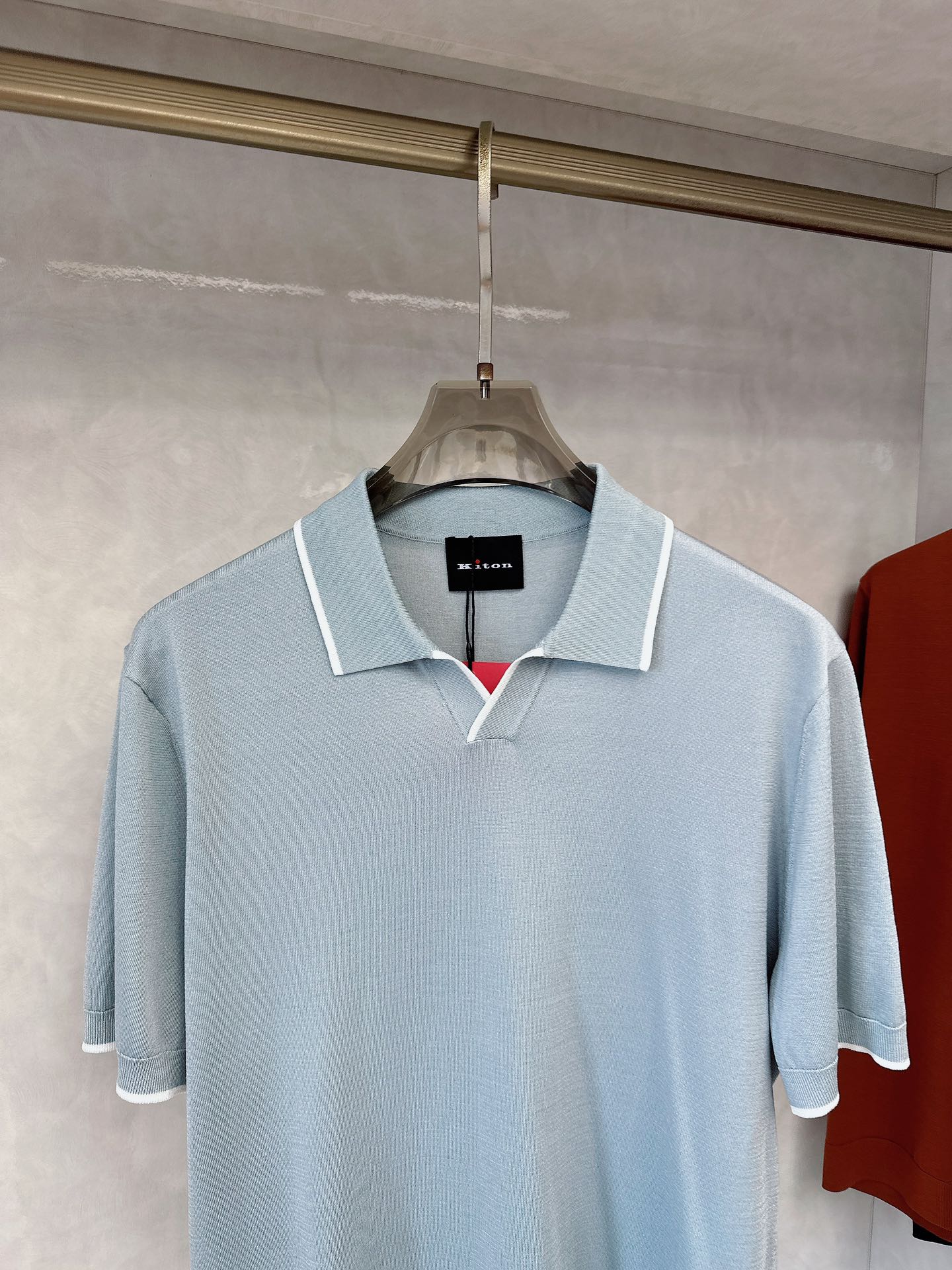  kiton 2025新款男士翻领POLO衫短袖
进口天丝针织面料呈现。轻盈柔软的面料经过成衣染色，营造