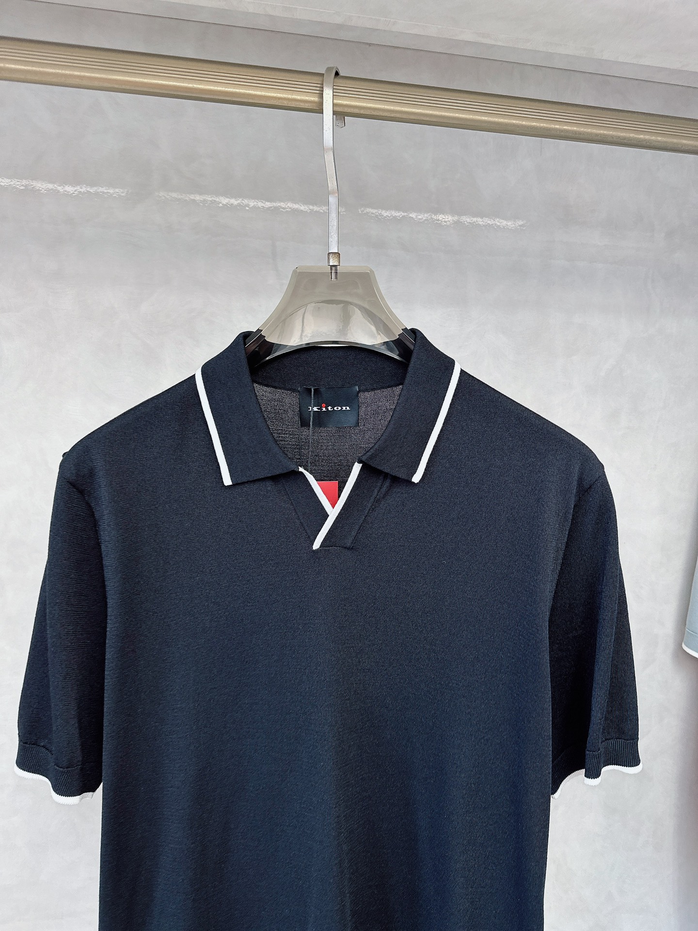  kiton 2025新款男士翻领POLO衫短袖
进口天丝针织面料呈现。轻盈柔软的面料经过成衣染色，营造
