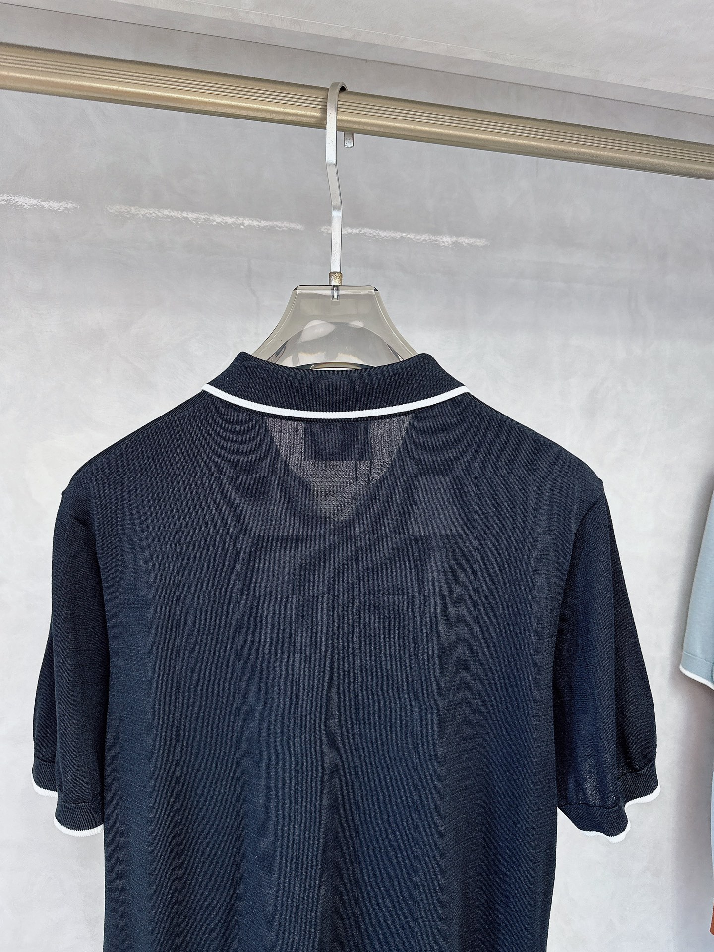  kiton 2025新款男士翻领POLO衫短袖
进口天丝针织面料呈现。轻盈柔软的面料经过成衣染色，营造