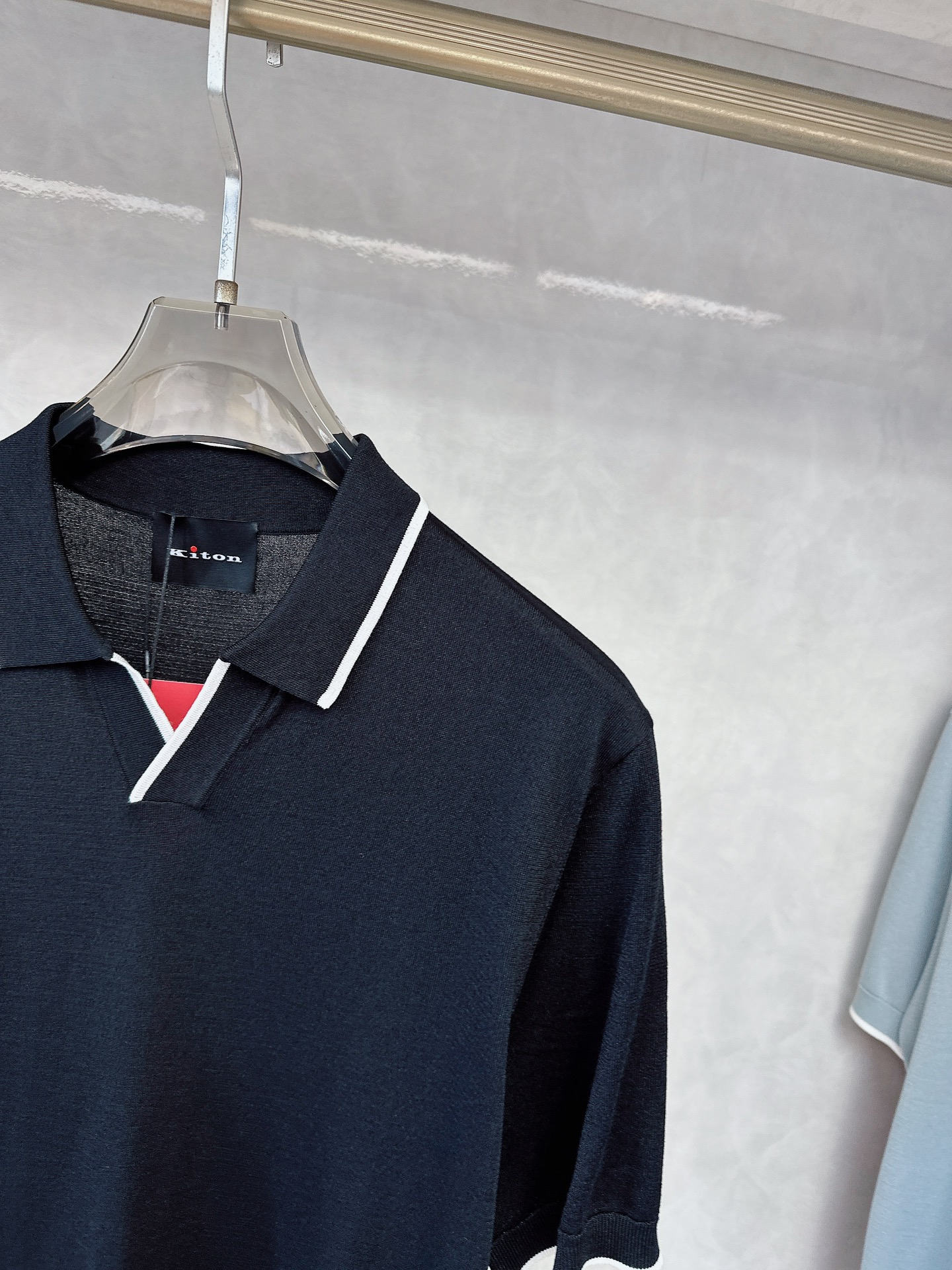  kiton 2025新款男士翻领POLO衫短袖
进口天丝针织面料呈现。轻盈柔软的面料经过成衣染色，营造