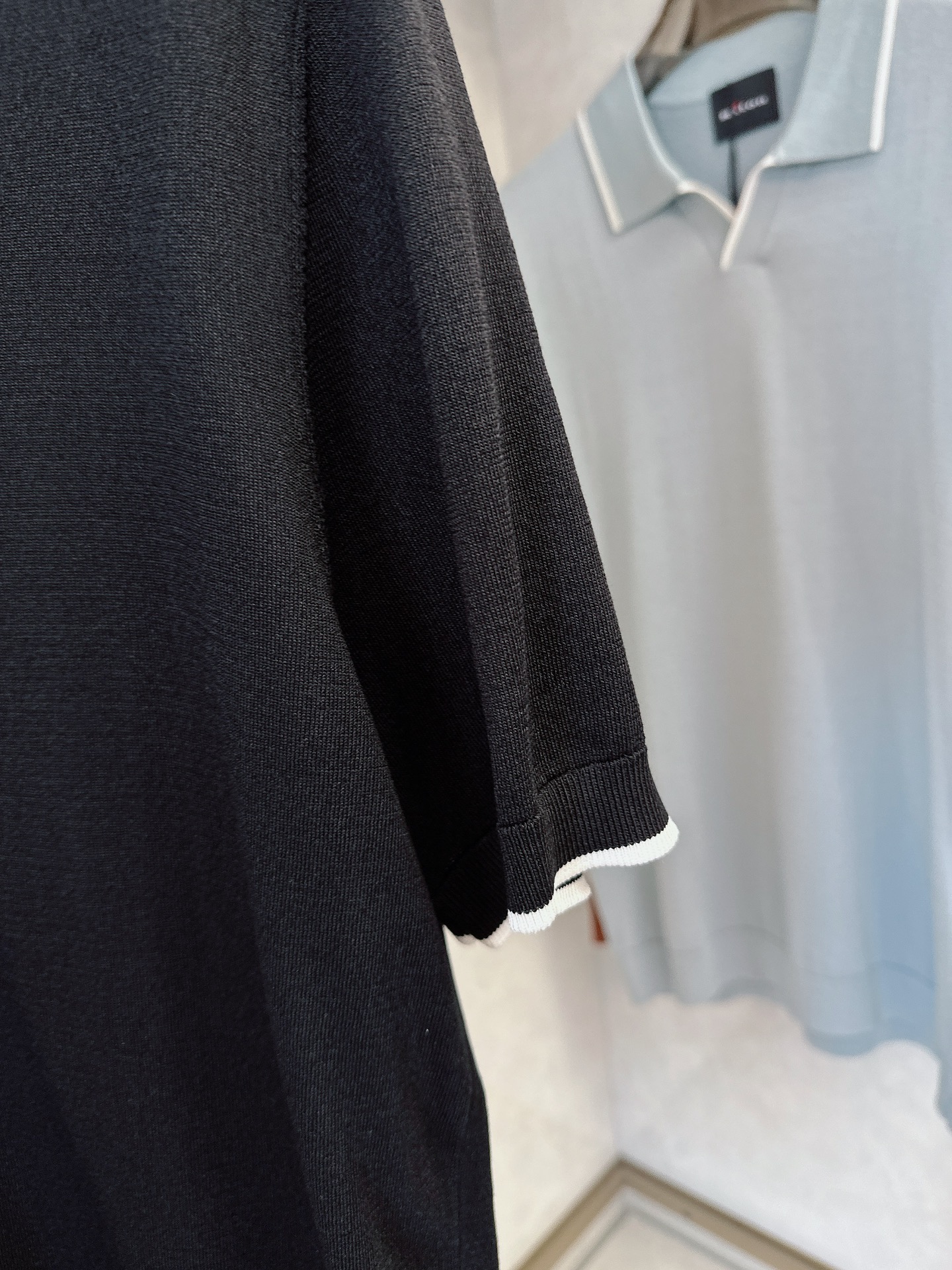  kiton 2025新款男士翻领POLO衫短袖
进口天丝针织面料呈现。轻盈柔软的面料经过成衣染色，营造