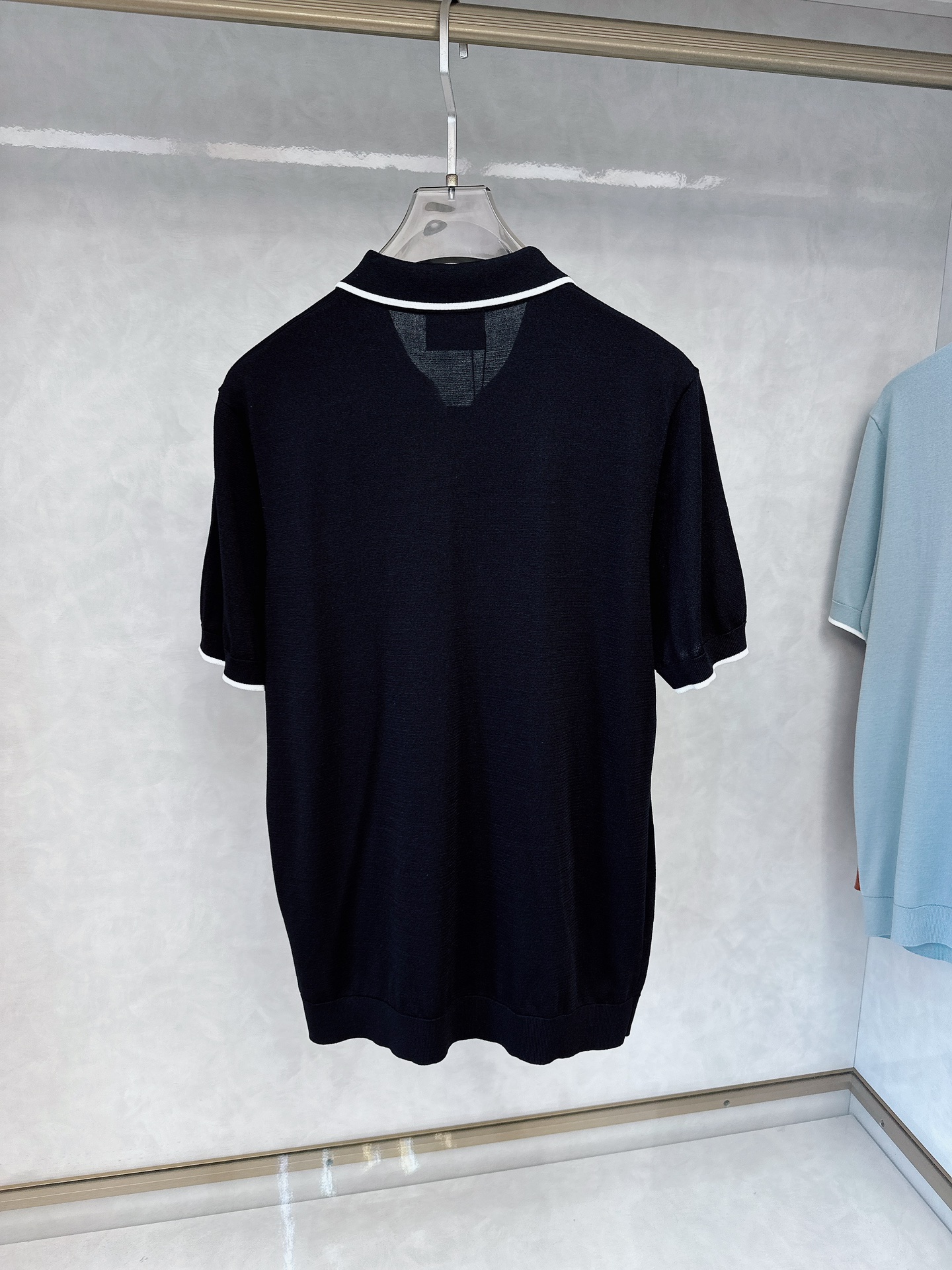  kiton 2025新款男士翻领POLO衫短袖
进口天丝针织面料呈现。轻盈柔软的面料经过成衣染色，营造