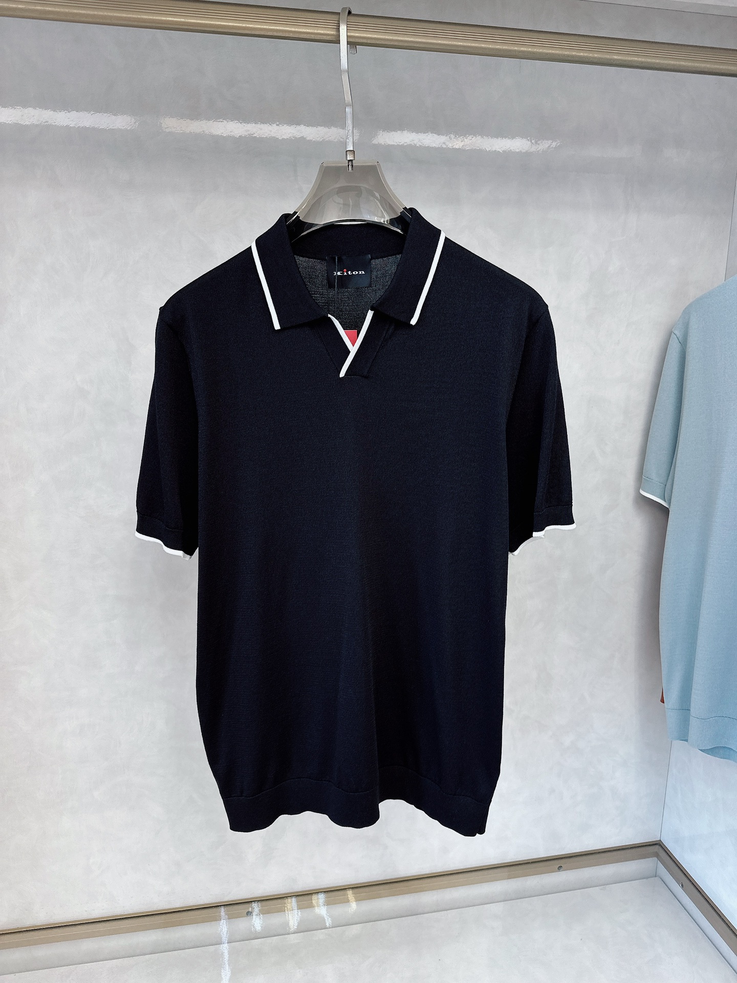  kiton 2025新款男士翻领POLO衫短袖
进口天丝针织面料呈现。轻盈柔软的面料经过成衣染色，营造