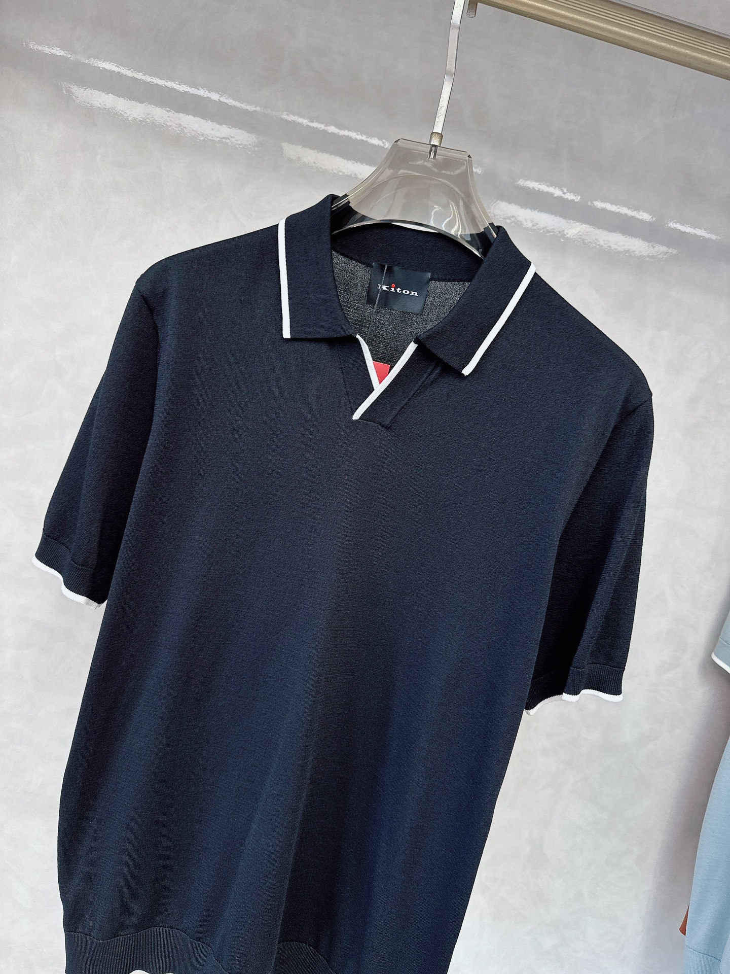  kiton 2025新款男士翻领POLO衫短袖
进口天丝针织面料呈现。轻盈柔软的面料经过成衣染色，营造