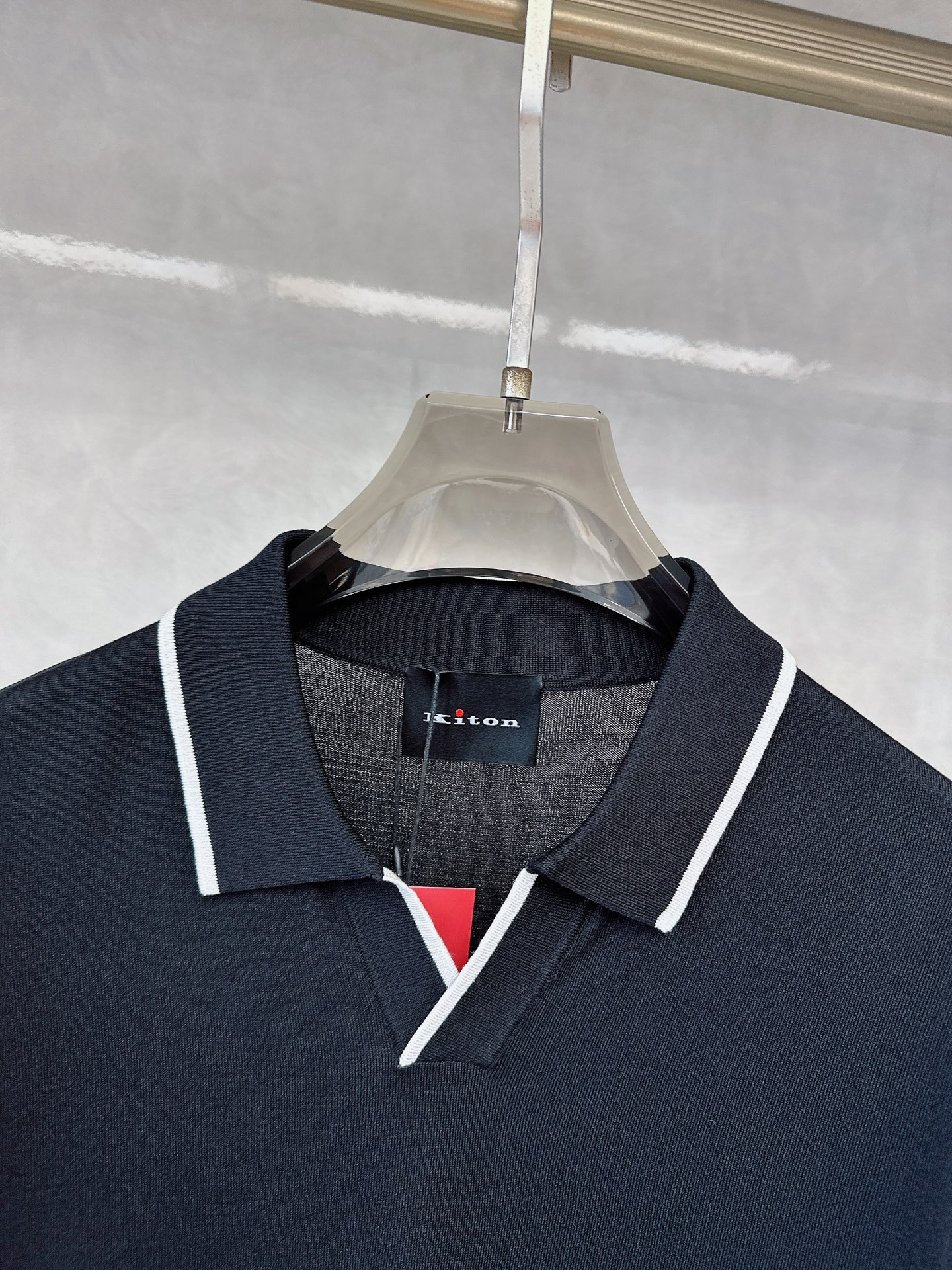  kiton 2025新款男士翻领POLO衫短袖
进口天丝针织面料呈现。轻盈柔软的面料经过成衣染色，营造