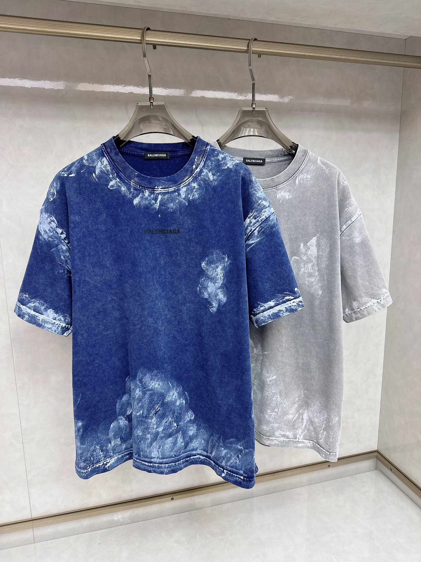 NO:412110,Balenciaga 2025Ss spring and summer latest short-sleeved T-shirt, soft touch, comfortable wearing, fine workmanship. The upper body effect is invincible and handsome, size number M-2xl,,balenciaga,T-shirt,tees,t-shirt,alexander wang19860909巴黎世家 2025Ss春夏最新款短袖T恤,手感柔软,穿着舒适,做工精细.上身效果无敌帅气,码数 M-2xl,,balenciaga,T-shirt,tees，t-shirt,alexander wang,Men's clothing