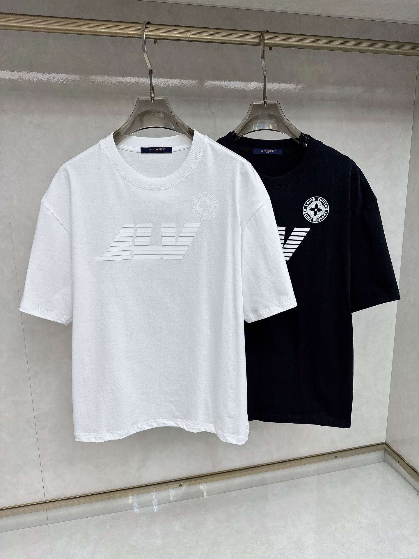 NO:412126,Armani 2025Ss Spring and Summer latest short-sleeved T-shirt, soft touch, comfortable wearing, fine workmanship. The upper body effect is invincible and handsome, size number M-2xl,,armani,T-shirt,tees,t-shirt,alexander wang19860909阿玛尼 2025Ss春夏最新款短袖T恤,手感柔软,穿着舒适,做工精细.上身效果无敌帅气,码数 M-2xl,,armani,T-shirt,tees，t-shirt,alexander wang,Men's clothing