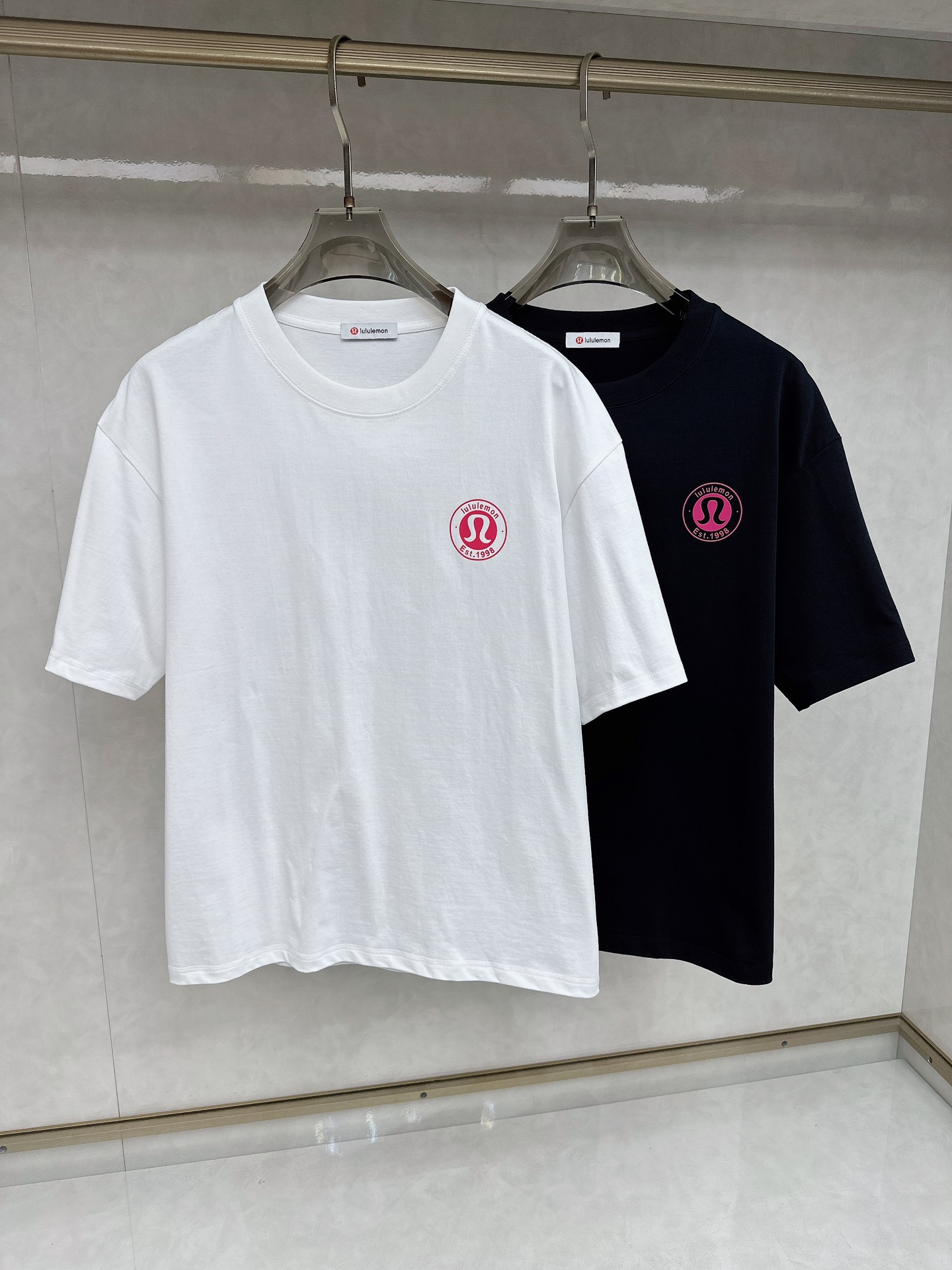 NO:412142,The latest short-sleeved T-shirt in spring and summer 2025Ss, soft touch, comfortable wearing, fine workmanship. The upper body effect is invincible and handsome, with yards M-2xl, T-shirt,tees, t-shirt,alexander wang198609092025Ss春夏最新款短袖T恤,手感柔软,穿着舒适,做工精细.上身效果无敌帅气,码数 M-2xl,,T-shirt,tees，t-shirt,alexander wang,Men's clothing