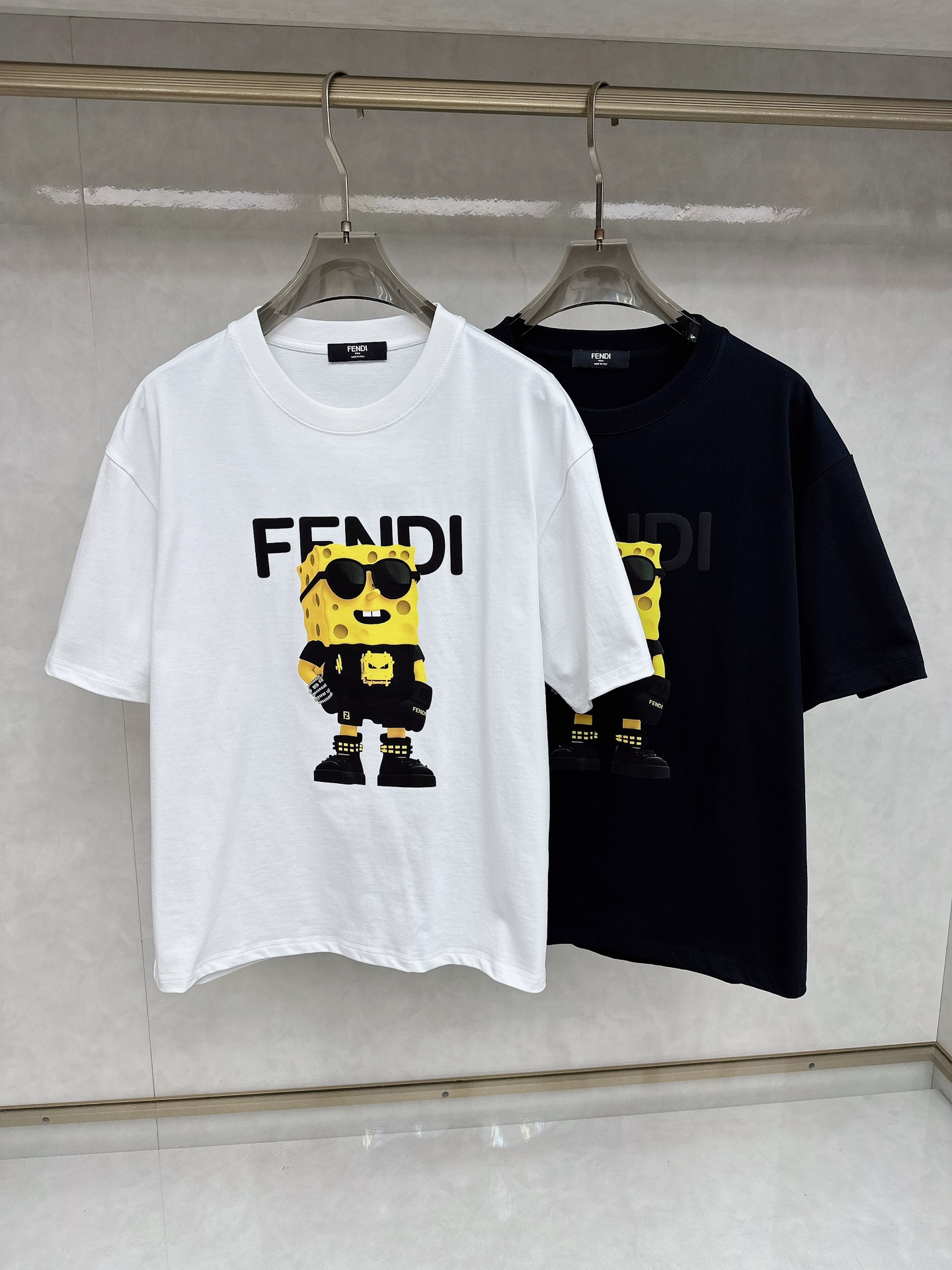 NO:412149,Fendi 2025Ss Spring and Summer latest short-sleeved T-shirt, soft touch, comfortable wearing, fine workmanship. The upper body effect is invincible and handsome, size number M-2xl,,fendi,T-shirt,tees,t-shirt,alexander wang19860909芬迪 2025Ss春夏最新款短袖T恤,手感柔软,穿着舒适,做工精细.上身效果无敌帅气,码数 M-2xl,,fendi,T-shirt,tees，t-shirt,alexander wang,Men's clothing