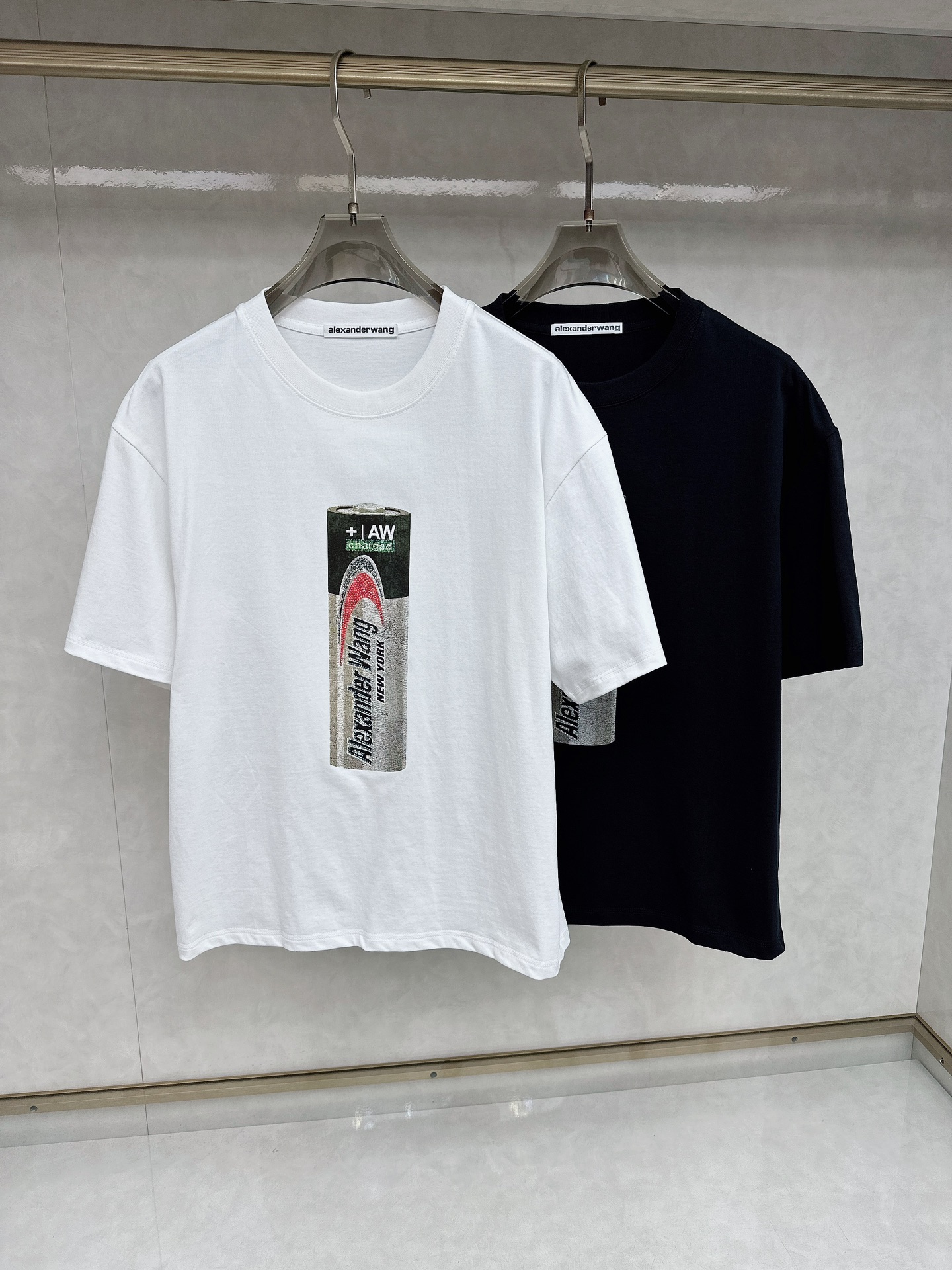NO:412156,The latest short-sleeved T-shirt in spring and summer 2025Ss, soft touch, comfortable wearing, fine workmanship. The upper body effect is invincible and handsome, with yards M-2xl, T-shirt,tees, t-shirt,alexander wang198609092025Ss春夏最新款短袖T恤,手感柔软,穿着舒适,做工精细.上身效果无敌帅气,码数 M-2xl,,T-shirt,tees，t-shirt,alexander wang,Men's clothing