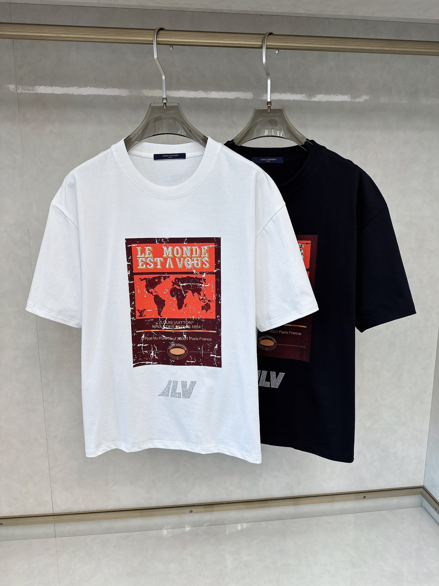 NO:412094,LV 2025Ss Spring and Summer latest short-sleeved T-shirt, soft touch, comfortable wearing, fine workmanship. The upper body effect is invincible and handsome, size number M-2xl, louis vuitton, T-shirt,tees, t-shirt,alexander wang19860909LV 2025Ss春夏最新款短袖T恤,手感柔软,穿着舒适,做工精细.上身效果无敌帅气,码数 M-2xl,,louis vuitton,T-shirt,tees，t-shirt,alexander wang,Men's clothing